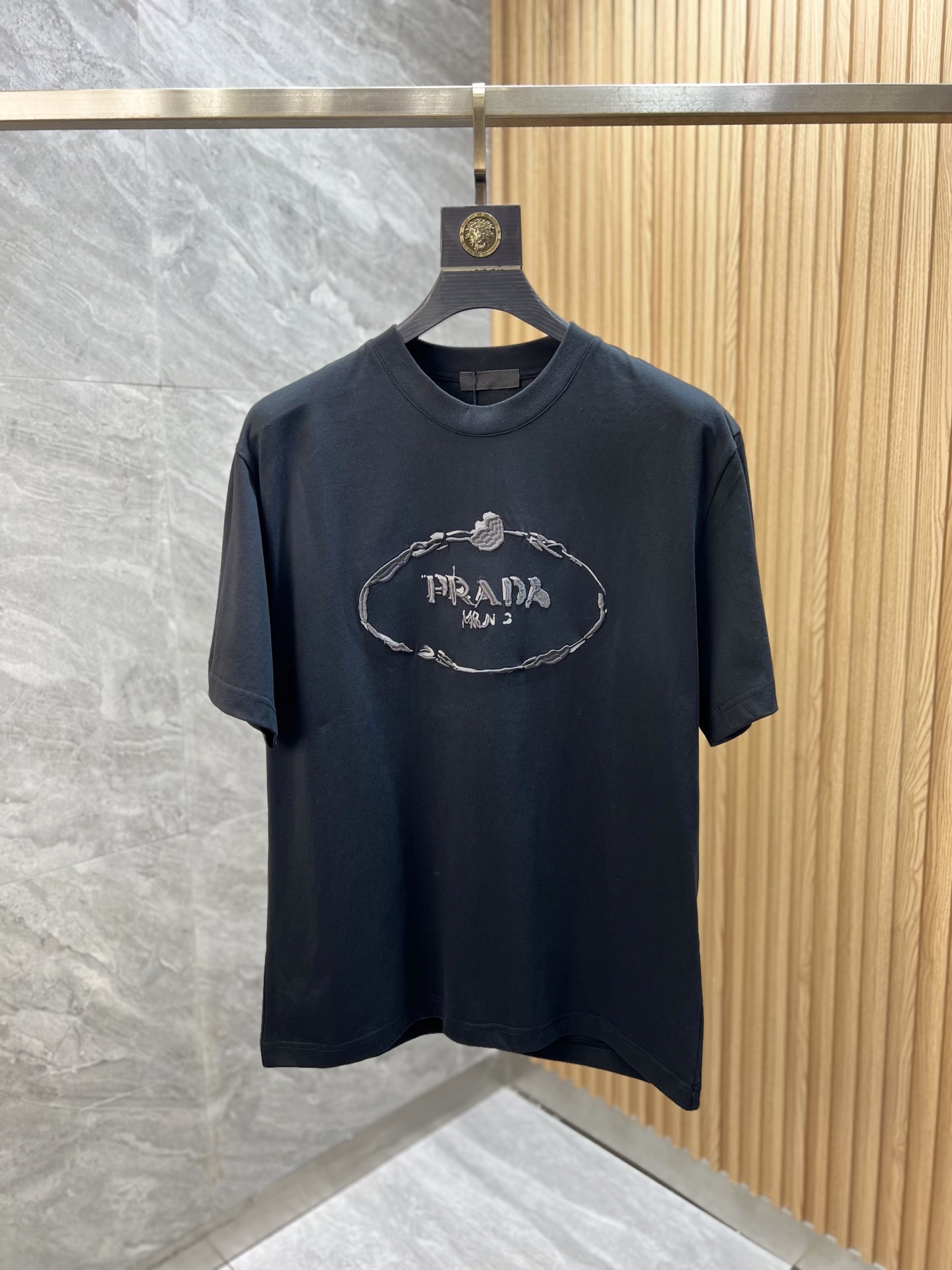 NO:141812,Prada/Prada 2025 Spring and Summer New Products are available, Three Standards Complete Pure Cotton Round Neck Short-Sleeve T-shirts, Don’t need to introduce too much good products, look at the details, Counter Code Number XS-XL 175/140 Suggestions,,prada,prada,T-shirt,tees,t-shirt,alexander wang19860909Prada/普拉达 2025年春夏新品上新 三标齐全 纯棉圆领短袖T恤 好货不用过多介绍 看细节 专柜码数XS-XL 175/140建议S,,prada,prada,T-shirt,tees，t-shirt,alexander wang,Men's clothing