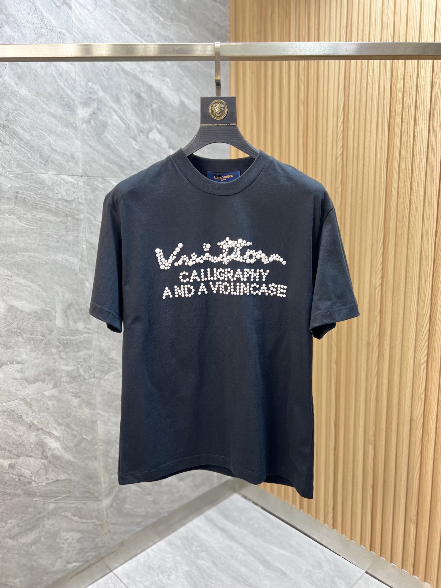 NO:141815,LV/Louis Vuitton 2025 Spring and Summer New Products are available, Three Standards Complete Pure Cotton Round Neck Short-Sleeve T-shirts, Don’t need to introduce too much good products, look at the details, counter code number XS-XL 175/140 Suggestions,,louis vuitton,louis vuitton,T-shirt,tees,t-shirt,alexander wang19860909LV/路易威登 2025年春夏新品上新 三标齐全 纯棉圆领短袖T恤 好货不用过多介绍 看细节 专柜码数XS-XL 175/140建议S,,louis vuitton,louis vuitton,T-shirt,tees，t-shirt,alexander wang,Men's clothing
