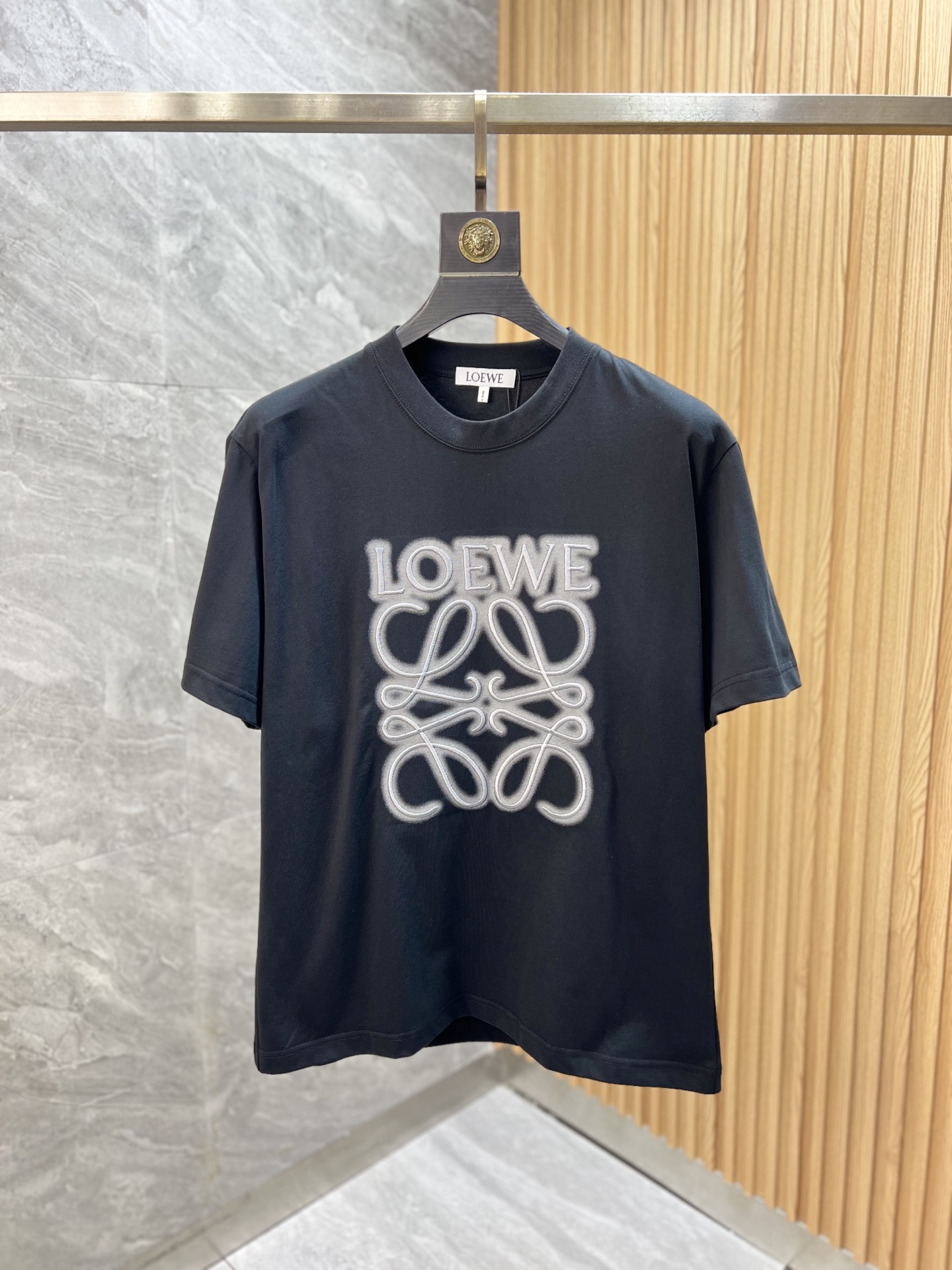NO:141790,Loewe/Luo Yiwei New products for spring and summer 2025 are available in new products, complete three standards, pure cotton round neck short-sleeved T-shirt. Don’t need to introduce too much good products. Look at the details. Counter code number XS-XL 175/140 Suggestions,,loewe,loewe,T-shirt,tees,t-shirt,alexander wang19860909Loewe/罗意威 2025年春夏新品上新 三标齐全 纯棉圆领短袖T恤 好货不用过多介绍 看细节 专柜码数XS-XL 175/140建议S,,loewe,loewe,T-shirt,tees，t-shirt,alexander wang,Men's clothing