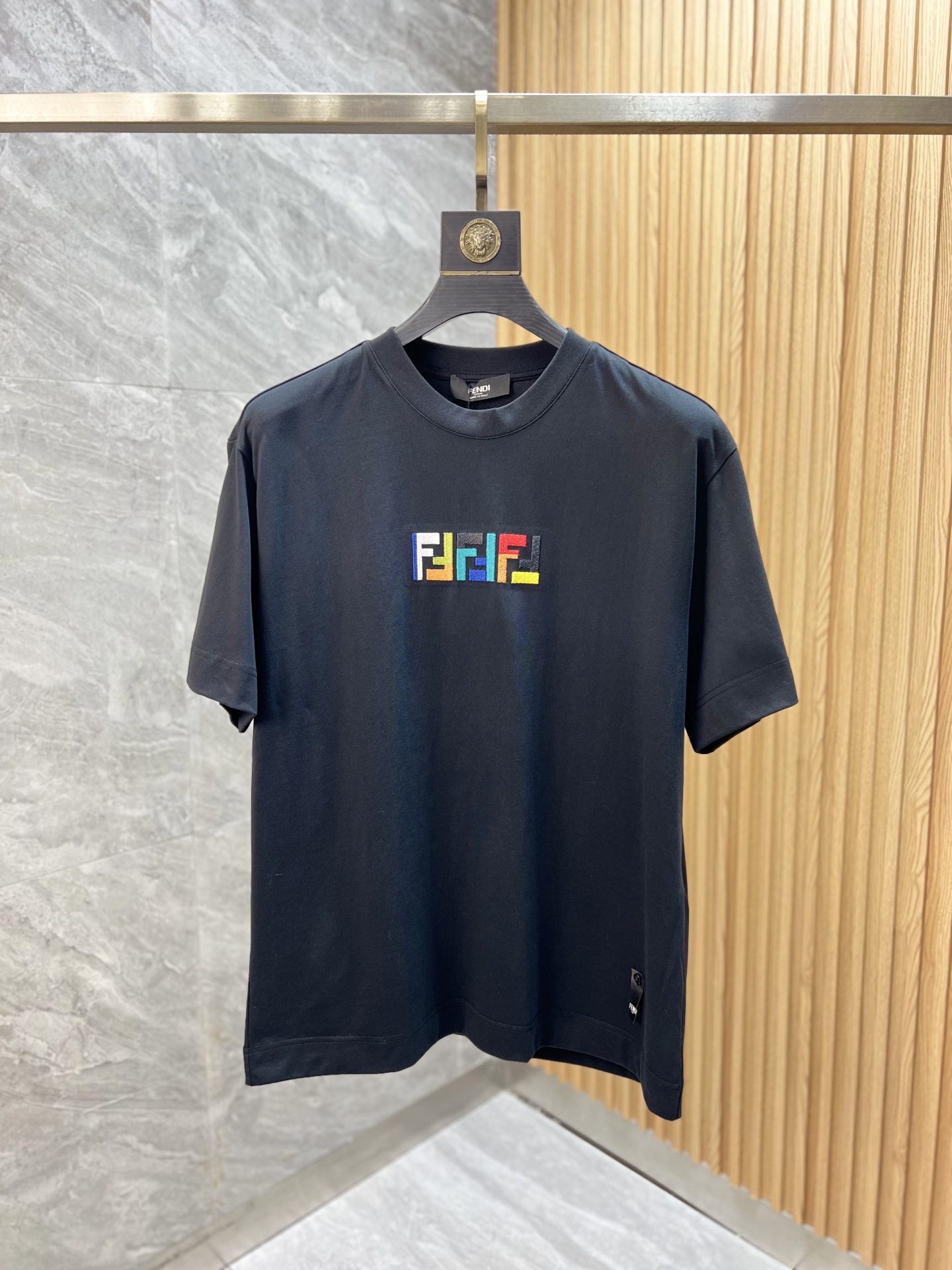 NO:141793,Fendi/Fendi 2025 new spring and summer products are available in new products, complete three standards, pure cotton round neck short-sleeved T-shirt, no need to introduce too much good products, look at the details, counter code number XS-XL 175/140 S,,fendi,fendi,T-shirt,tees,t-shirt,alexander wang19860909Fendi/芬迪 2025年春夏新品上新 三标齐全 纯棉圆领短袖T恤 好货不用过多介绍 看细节 专柜码数XS-XL 175/140建议S,,fendi,fendi,T-shirt,tees，t-shirt,alexander wang,Men's clothing