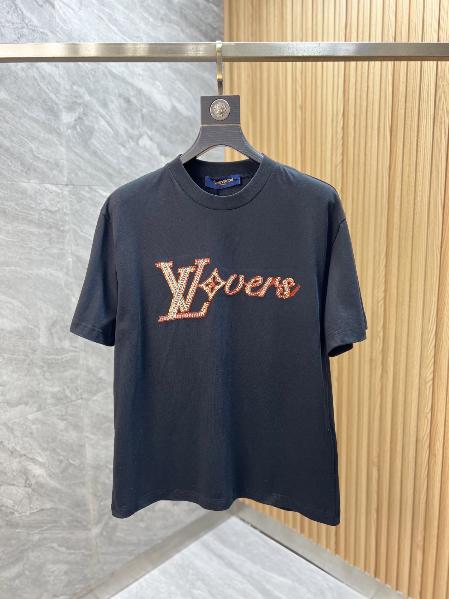 NO:141796,LV/Louis Vuitton 2025 Spring and Summer New Products are available, Three Standards Complete Pure Cotton Round Neck Short-Sleeve T-shirts, Don’t need to introduce too much good products, look at the details, counter code number XS-XL 175/140 Suggestions,,louis vuitton,louis vuitton,T-shirt,tees,t-shirt,alexander wang19860909LV/路易威登 2025年春夏新品上新 三标齐全 纯棉圆领短袖T恤 好货不用过多介绍 看细节 专柜码数XS-XL 175/140建议S,,louis vuitton,louis vuitton,T-shirt,tees，t-shirt,alexander wang,Men's clothing