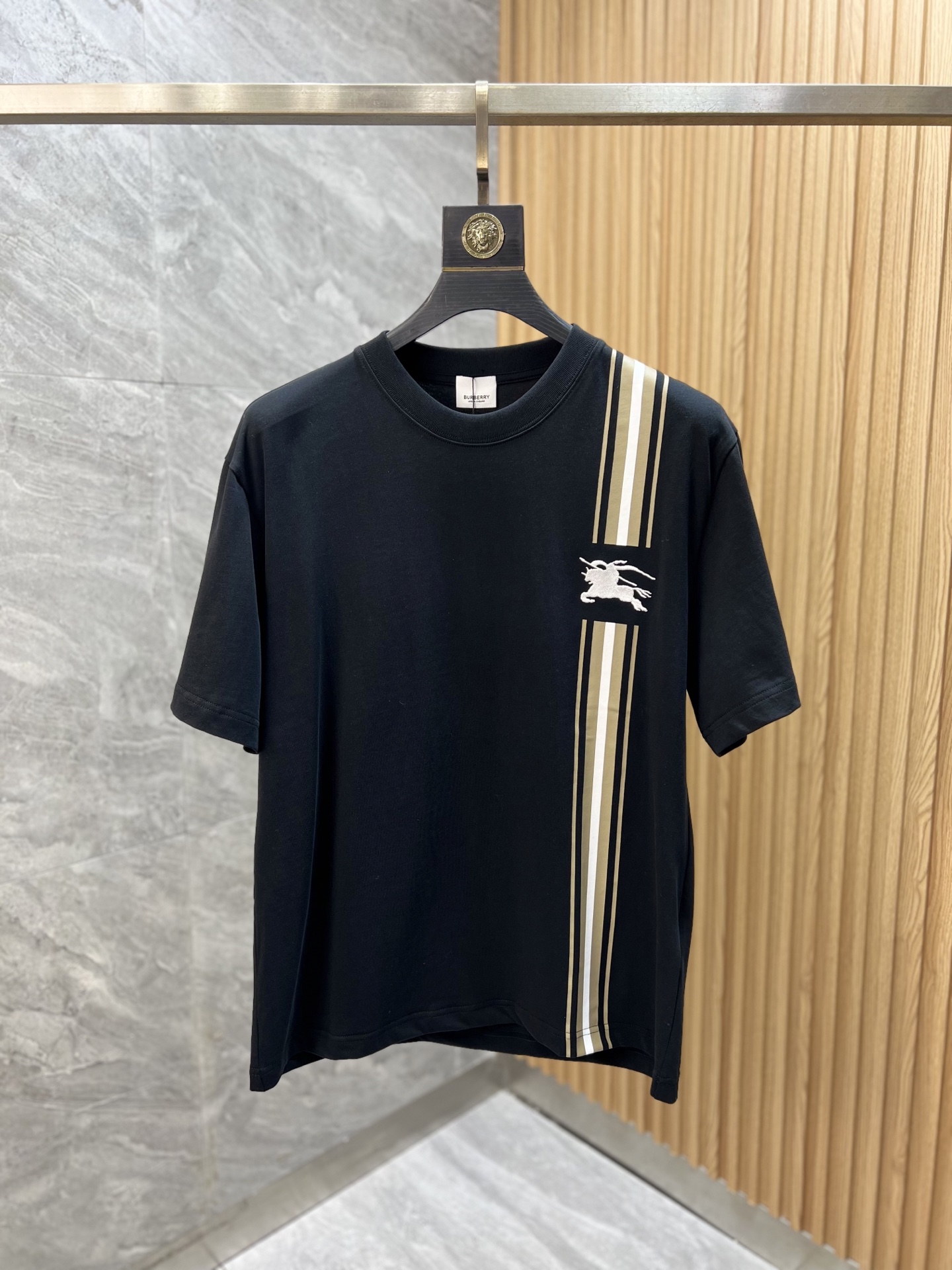 NO:141799,Burberry/Burberry New products for spring and summer 2025 are available in new products, complete three standards, pure cotton round neck short-sleeved T-shirt, no need to introduce too much good products, look at the details, counter code number XS-XL 175/140 Suggestions,,burberry,burberry,T-shirt,tees,t-shirt,alexander wang19860909Burberry/巴宝莉 2025年春夏新品上新 三标齐全 纯棉圆领短袖T恤 好货不用过多介绍 看细节 专柜码数XS-XL 175/140建议S,,burberry,burberry,T-shirt,tees，t-shirt,alexander wang,Men's clothing