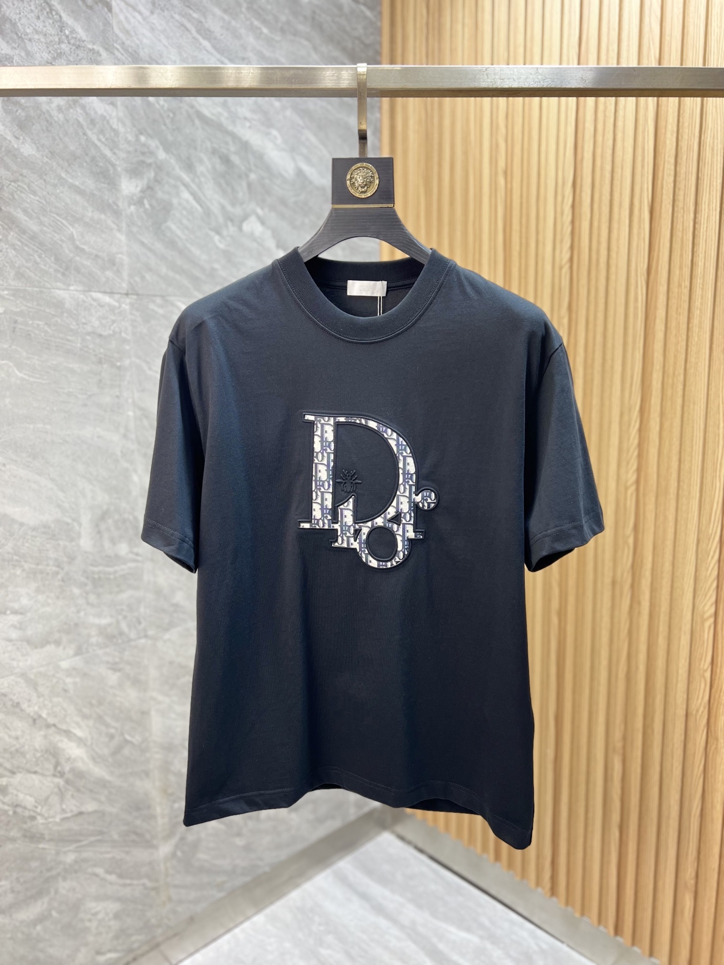 NO:141802,Dior/Dior 2025 new spring and summer products are available in new products, complete three standards, pure cotton round neck short-sleeved T-shirt, no need to introduce too much good products, look at the details, counter code number XS-XL 175/140 S,,dior,dior,T-shirt,tees,t-shirt,alexander wang19860909Dior/迪奥 2025年春夏新品上新 三标齐全 纯棉圆领短袖T恤 好货不用过多介绍 看细节 专柜码数XS-XL 175/140建议S,,dior,dior,T-shirt,tees，t-shirt,alexander wang,Men's clothing