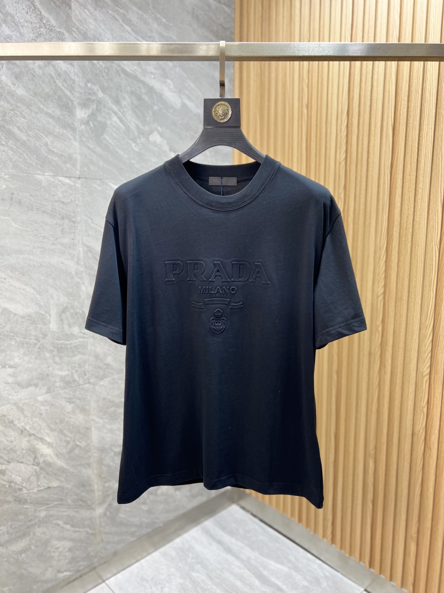 NO:141805,Prada/Prada 2025 Spring and Summer New Products are available, Three Standards Complete Pure Cotton Round Neck Short-Sleeve T-shirts, Don’t need to introduce too much good products, look at the details, Counter Code Number XS-XL 175/140 Suggestions,,prada,prada,T-shirt,tees,t-shirt,alexander wang19860909Prada/普拉达 2025年春夏新品上新 三标齐全 纯棉圆领短袖T恤 好货不用过多介绍 看细节 专柜码数XS-XL 175/140建议S,,prada,prada,T-shirt,tees，t-shirt,alexander wang,Men's clothing