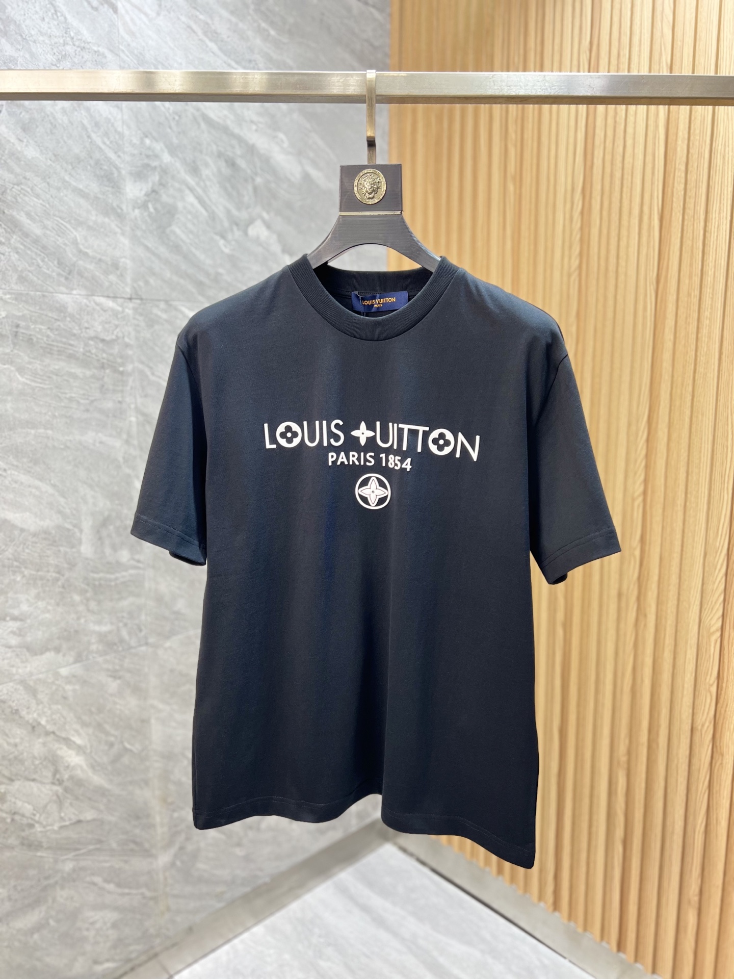 NO:141808,LV/Louis Vuitton 2025 Spring and Summer New Products are available, Three Standards Complete Pure Cotton Round Neck Short-Sleeve T-shirts, Don’t need to introduce too much good products, look at the details, counter code number XS-XL 175/140 Suggestions,,louis vuitton,louis vuitton,T-shirt,tees,t-shirt,alexander wang19860909LV/路易威登 2025年春夏新品上新 三标齐全 纯棉圆领短袖T恤 好货不用过多介绍 看细节 专柜码数XS-XL 175/140建议S,,louis vuitton,louis vuitton,T-shirt,tees，t-shirt,alexander wang,Men's clothing