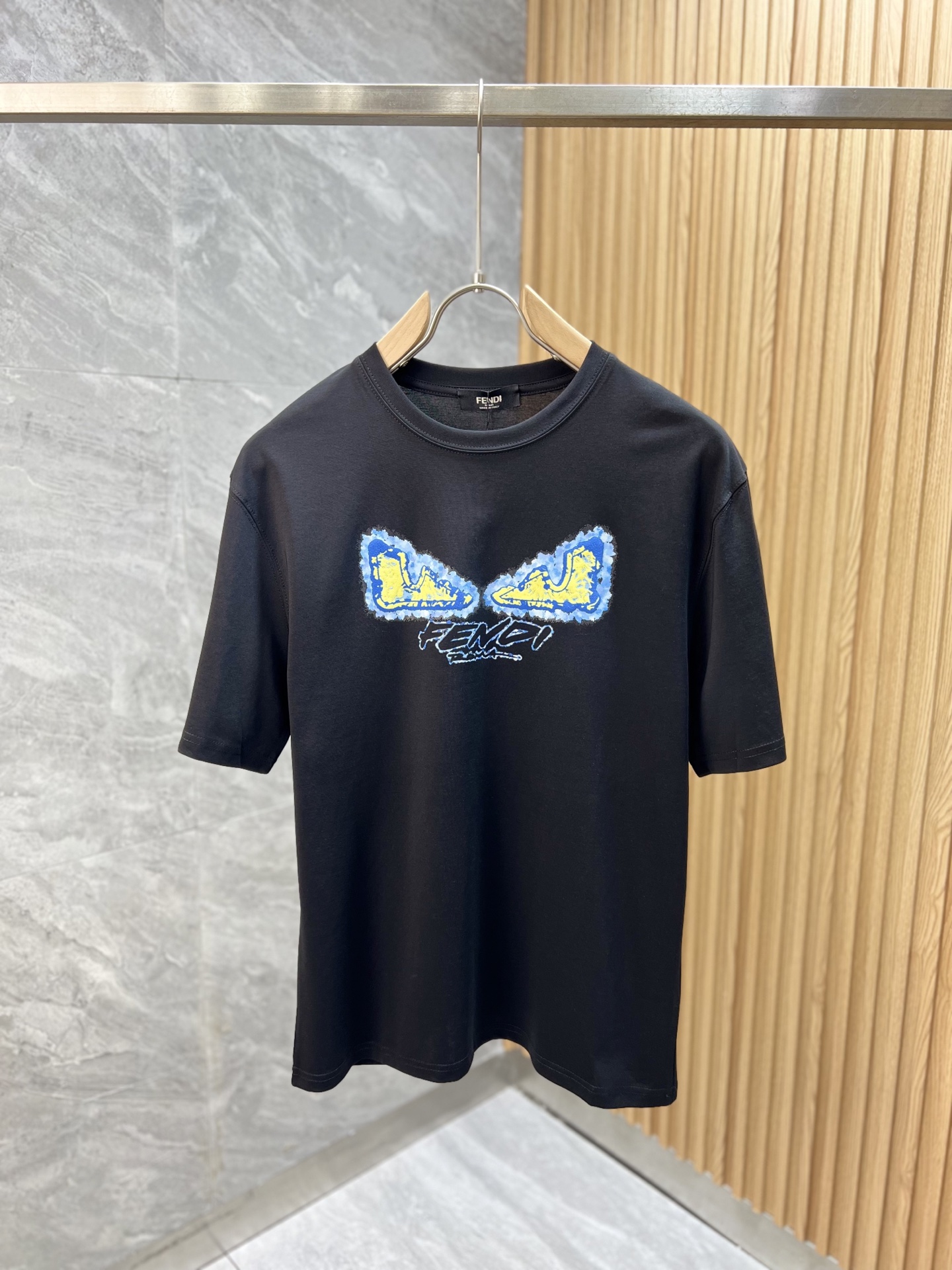 NO:462395,Fendi/Fendi 2025 spring and summer new product, complete three standards, round neck mercerized cotton short-sleeved T-shirt. Don’t need to introduce too much good products. Look at the details. Counter code M-XXXL /140 suggestions L,,fendi,fendi,T-shirt,tees,t-shirt,alexander wang19860909Fendi/芬迪 2025春夏新品 三标齐全 圆领丝光棉短袖T恤 好货不用过多介绍 看细节 专柜码数M-XXXL /140建议L,,fendi,fendi,T-shirt,tees，t-shirt,alexander wang,Men's clothing