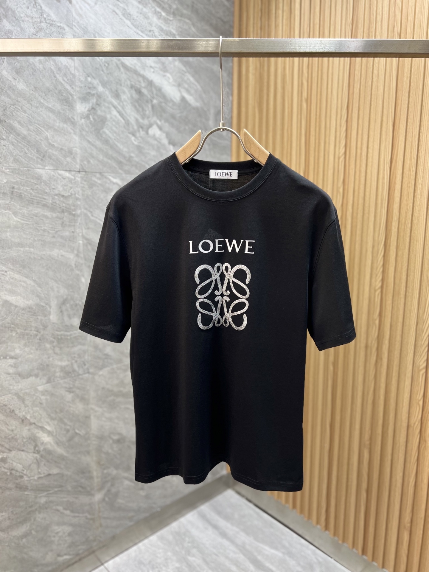 NO:462404,Loewe/Luo Yiwei 2025 spring and summer new product, complete three standards, round neck mercerized cotton short-sleeved T-shirt. Don’t need to introduce too much good products. Look at the details. Counter code M-XXXL /140 suggestions L,,loewe,loewe,T-shirt,tees,t-shirt,alexander wang19860909Loewe/罗意威 2025春夏新品 三标齐全 圆领丝光棉短袖T恤 好货不用过多介绍 看细节 专柜码数M-XXXL /140建议L,,loewe,loewe,T-shirt,tees，t-shirt,alexander wang,Men's clothing