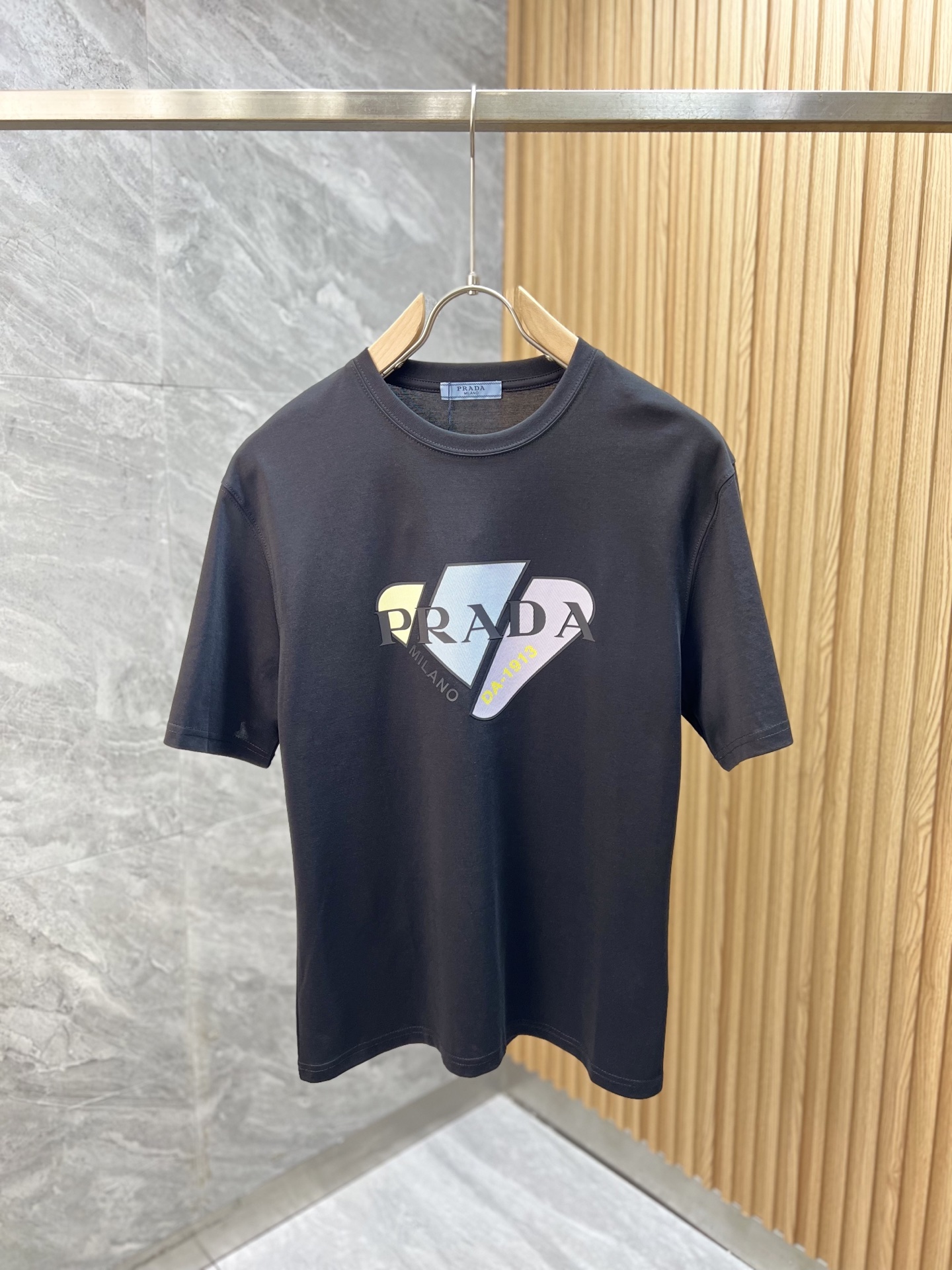 NO:502033,prada/Prada 2025 spring and summer new product, complete three standards, round neck mercerized cotton short-sleeved T-shirt. Don’t need to introduce too much good products. Look at the details. Counter code M-XXXL /140 suggestions L,,prada,prada,T-shirt,tees,t-shirt,alexander wang19860909prada/普拉达 2025春夏新品 三标齐全 圆领丝光棉短袖T恤 好货不用过多介绍 看细节 专柜码数M-XXXL /140建议L,,prada,prada,T-shirt,tees，t-shirt,alexander wang,Men's clothing