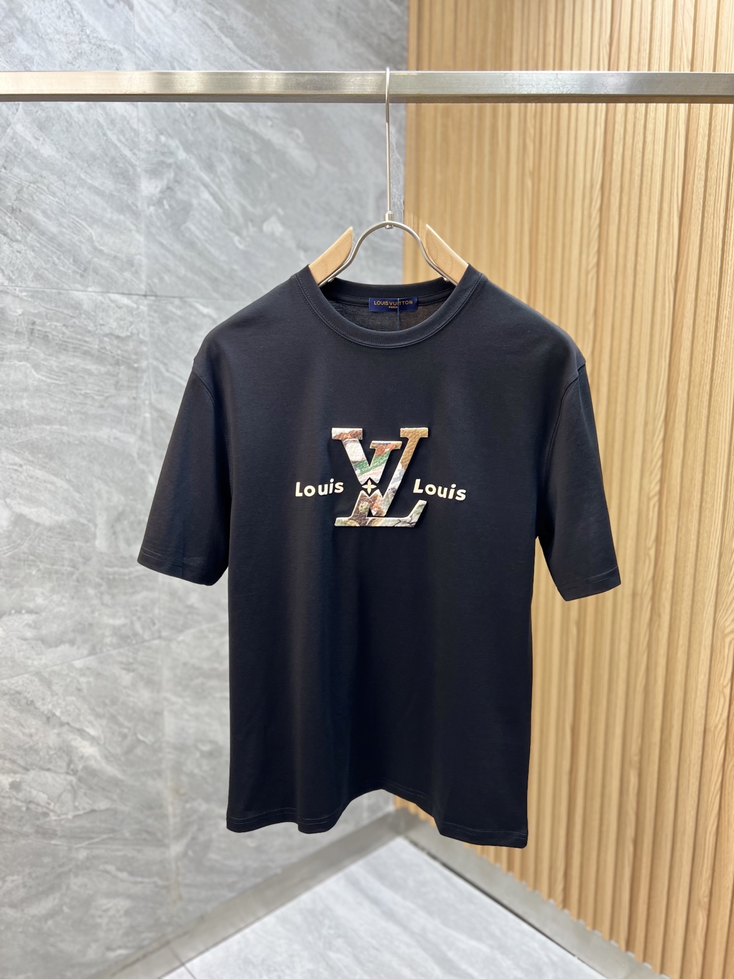 NO:462412,LV/Louis Vuitton 2025 Spring and Summer New Products, Complete Three Standards, Round Neck Mercerized Cotton Short-Sleeve T-Shirts, Don’t need to introduce too much good products, look at the details, Counter Code M-XXXL /140 Suggestions, L, louis vuitton, louis vuitton, T-shirt,tees, t-shirt,alexander wang19860909LV/路易威登 2025春夏新品 三标齐全 圆领丝光棉短袖T恤 好货不用过多介绍 看细节 专柜码数M-XXXL /140建议L,,louis vuitton,louis vuitton,T-shirt,tees，t-shirt,alexander wang,Men's clothing