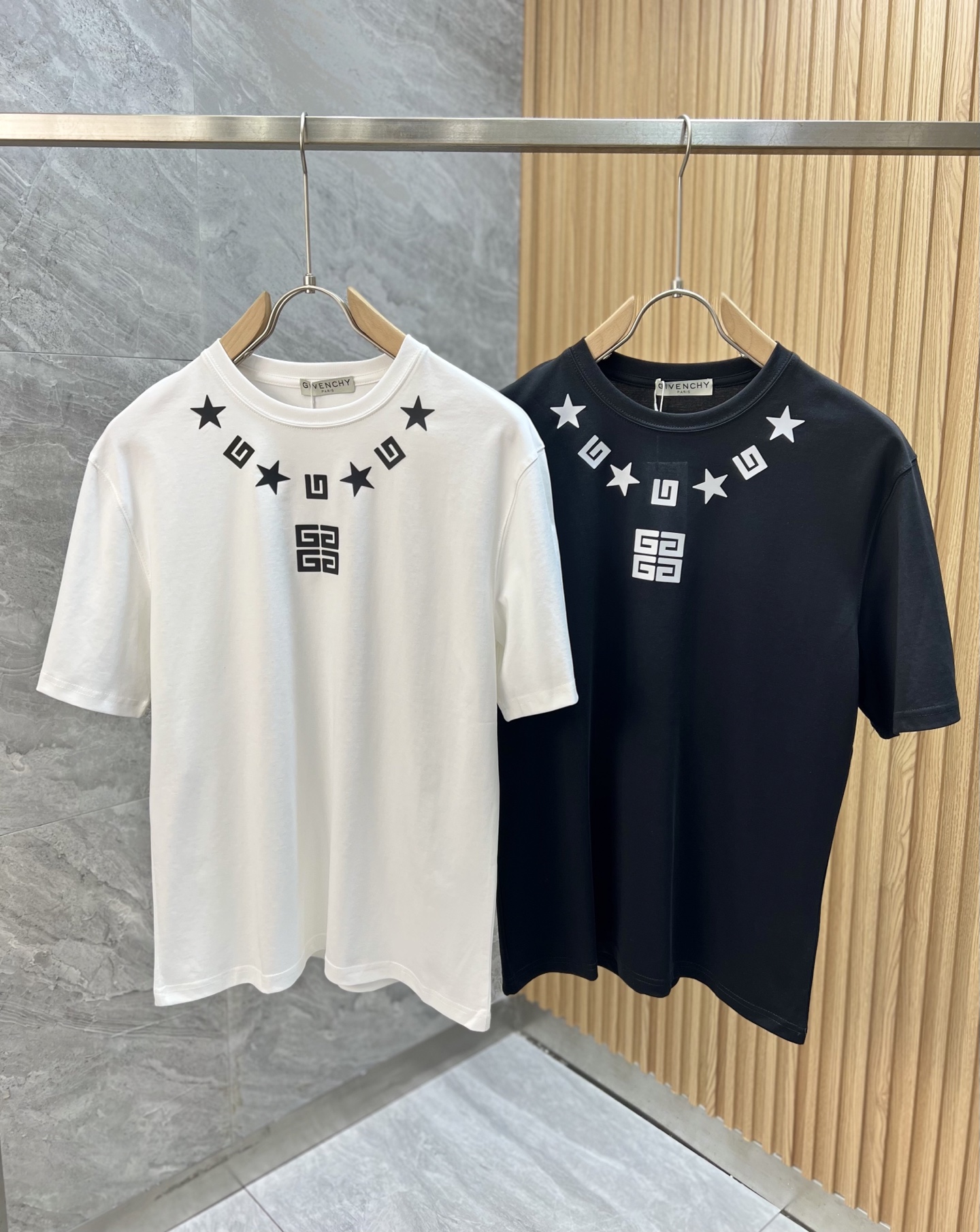 NO:452110,Givenchy 2025 Spring and Summer New Products, Complete Three Standards, Round-neck Mercerized Cotton Short-sleeved T-shirts, Don't need to introduce too much good products, look at the details, Counter code M-XXXL /140 Suggestions, L, given, given, given, T-shirt, tees, t-shirt, alexander wang19860909give/纪梵希 2025春夏新品 三标齐全 圆领丝光棉短袖T恤 好货不用过多介绍 看细节 专柜码数M-XXXL /140建议L,,givenchy,givenchy,T-shirt,tees，t-shirt,alexander wang,Men's clothing