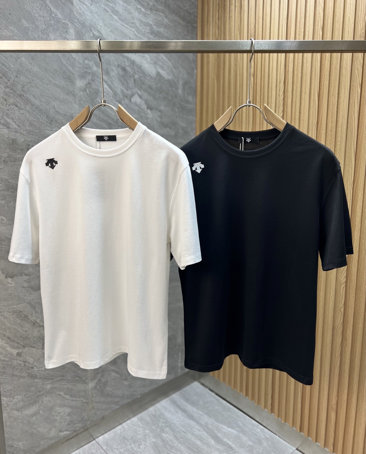 NO:452124,DiSanter 2025 spring and summer new product, complete three standards, round neck mercerized cotton short-sleeved T-shirt. Don’t need to introduce too much good products. Look at the details. Counter code M-XXXL /140 suggestions L,,T-shirt,tees,t-shirt,alexander wang19860909迪桑特 2025春夏新品 三标齐全 圆领丝光棉短袖T恤 好货不用过多介绍 看细节 专柜码数M-XXXL /140建议L,,T-shirt,tees，t-shirt,alexander wang,Men's clothing