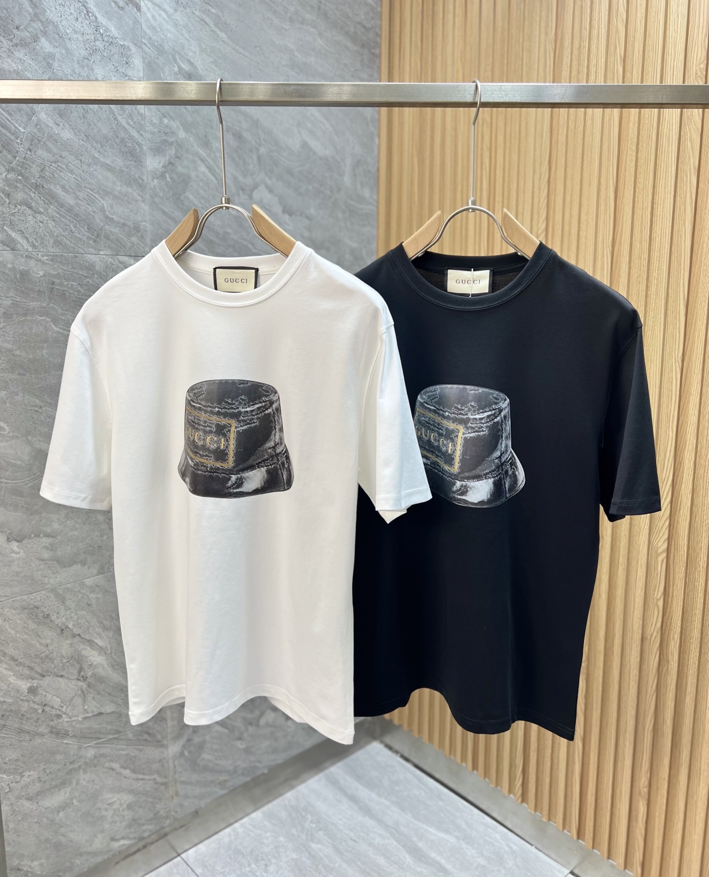NO:452120,Gucci/Gucci 2025 Spring and Summer New Products, Complete Three Standards, Round-neck Mercerized Cotton Short-sleeved T-shirts, Don’t need to introduce too much good products, look at the details, counter code M-XXXL /140 Suggestions L,,gucci, T-shirt,tees, t-shirt,alexander wang19860909Gucci/古奇 2025春夏新品 三标齐全 圆领丝光棉短袖T恤 好货不用过多介绍 看细节 专柜码数M-XXXL /140建议L,,gucci,T-shirt,tees，t-shirt,alexander wang,Men's clothing