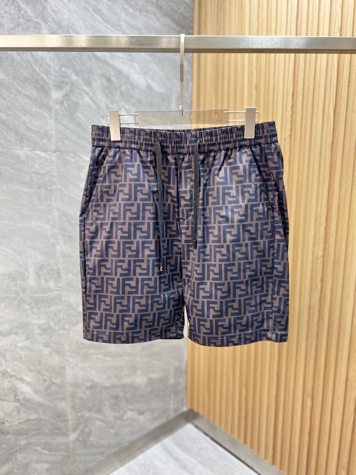 NO:162726,Fendi/Fendi 2025 spring and summer new product, complete three-standard five-point shorts, good products don't need to be introduced too much, look at the details, counter code number M-3XL 175/140 upper body L code,,fendi,fendi, shorts,alexander wang19860909Fendi/芬迪 2025春夏新品 三标齐全 五分短裤 好货不用过多介绍 看细节 专柜码数M-3XL 175/140上身L码,,fendi,fendi,shorts,alexander wang,Men's clothing