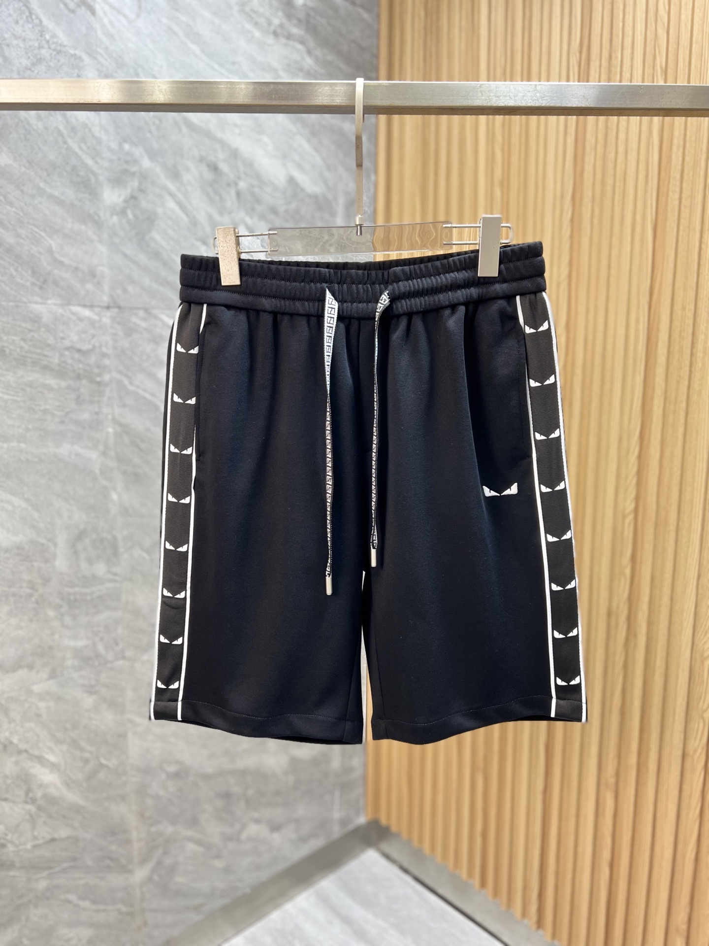 NO:162732,Fendi/Fendi 2025 spring and summer new product, complete three-standard five-point shorts, good products don't need to be introduced too much, look at the details, counter code number M-3XL 175/140 upper body L code,,fendi,fendi, shorts,alexander wang19860909Fendi/芬迪 2025春夏新品 三标齐全 五分短裤 好货不用过多介绍 看细节 专柜码数M-3XL 175/140上身L码,,fendi,fendi,shorts,alexander wang,Men's clothing