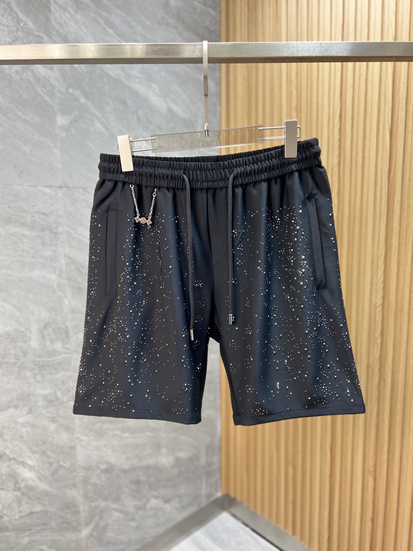NO:162734,Ch/Croxin 2025 spring and summer new product, complete three-standard five-point shorts, no need to introduce the good products too much, look at the details, counter code number M-3XL 175/140 upper body L code,,chrome hearts, shorts, alexander wang19860909Ch/克罗心 2025春夏新品 三标齐全 五分短裤 好货不用过多介绍 看细节 专柜码数M-3XL 175/140上身L码,,chrome hearts,shorts,alexander wang,Men's clothing
