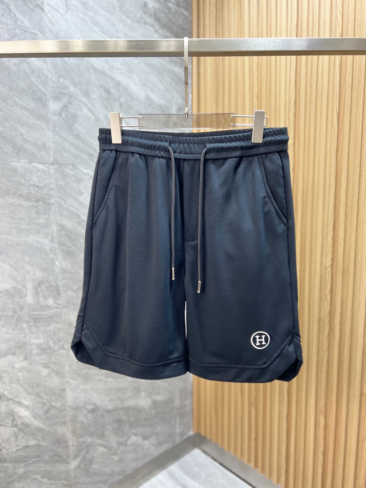 NO:162721,Hermes/Hermes 2025 spring and summer new product, complete three-standard five-point shorts, good products don't need to be introduced too much, look at the details, counter code number M-3XL 175/140 upper body L code,,hermes,hermes, shorts,alexander wang19860909Hermes/爱马仕 2025春夏新品 三标齐全 五分短裤 好货不用过多介绍 看细节 专柜码数M-3XL 175/140上身L码,,hermes,hermes,shorts,alexander wang,Men's clothing