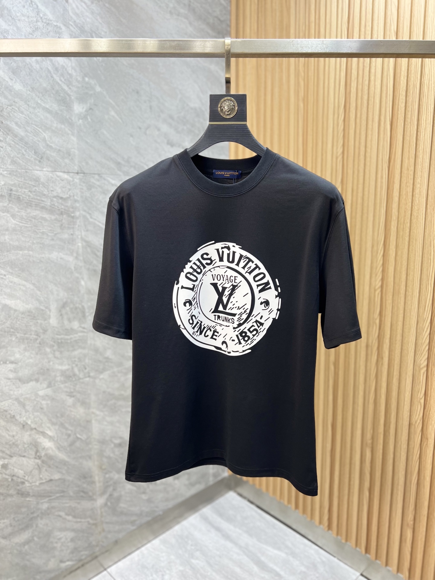 NO:452130,LV/Louis Vuitton 2025 Spring and Summer New Products are available, Three Standards Complete, Mercerized Cotton Round Neck Short-Sleeve T-shirt, Don’t need to introduce too much good products, look at the details, counter number M-XXXL /140 Suggestions, L, louis vuitton, louis vuitton, T-shirt,tees, t-shirt,alexander wang19860909LV/路易威登 2025年春夏新品上新 三标齐全 丝光棉圆领短袖T恤 好货不用过多介绍 看细节 专柜码数M-XXXL /140建议L,,louis vuitton,louis vuitton,T-shirt,tees，t-shirt,alexander wang,Men's clothing