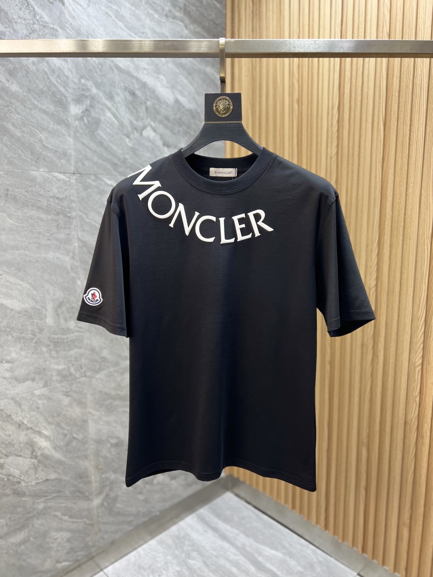 NO:505026,Moncler/Monkey 2025 new spring and summer products are available in new products, complete three standards, mercerized cotton round neck short-sleeved T-shirt, no need to introduce too much good products, look at the details, counter number M-XXXL /140 suggestions L,,Moncler,T-shirt,tees,t-shirt,alexander wang19860909Moncler/蒙口 2025年春夏新品上新 三标齐全 丝光棉圆领短袖T恤 好货不用过多介绍 看细节 专柜码数M-XXXL /140建议L,,Moncler,T-shirt,tees，t-shirt,alexander wang,Men's clothing