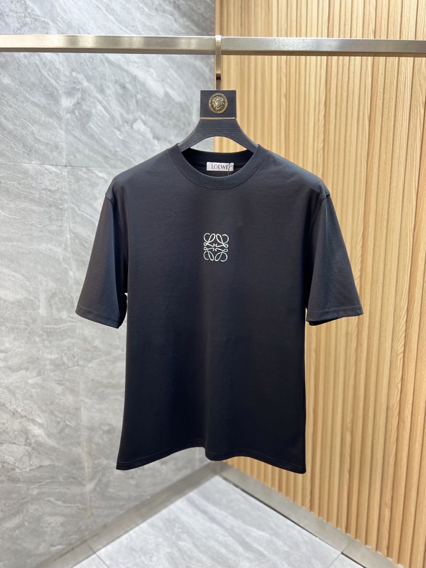 NO:452105,Loewe/Luo Yiwei New products for spring and summer 2025 are available in new products, complete three standards, mercerized cotton round neck short-sleeved T-shirt. Don’t need to introduce too much good products. Look at the details. Counter code M-XXXL /140 suggestions L,,loewe,loewe,T-shirt,tees,t-shirt,alexander wang19860909Loewe/罗意威 2025年春夏新品上新 三标齐全 丝光棉圆领短袖T恤 好货不用过多介绍 看细节 专柜码数M-XXXL /140建议L,,loewe,loewe,T-shirt,tees，t-shirt,alexander wang,Men's clothing