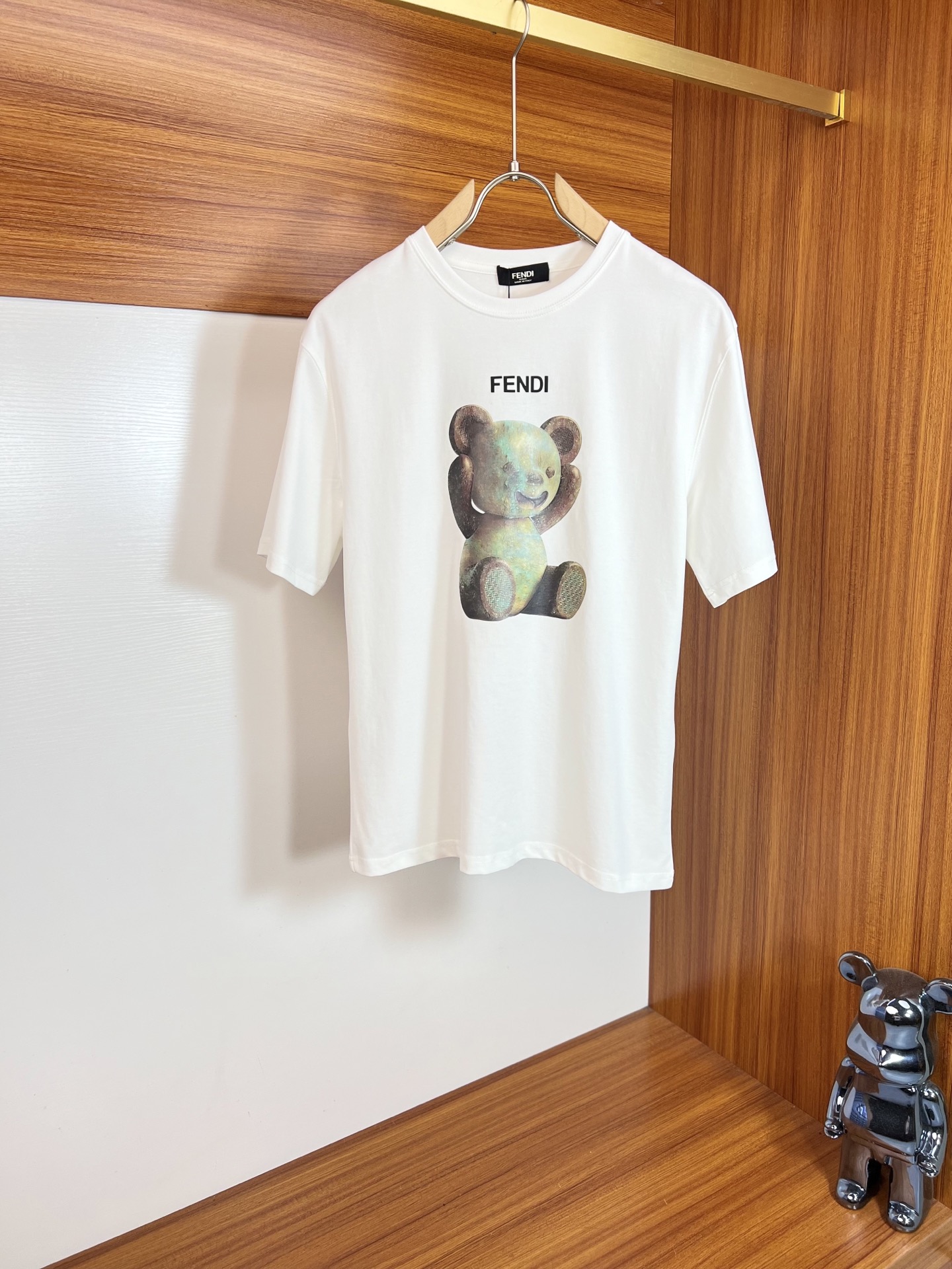 NO:423107,Fendi/Fendi 2025 new spring and summer products are available in new products, complete three standards, mercerized cotton round neck short-sleeved T-shirt. Don’t need to introduce too much good products. Look at the details. Counter code M-XXXL 175/140 Suggestions, L, fendi, fendi, T-shirt, tees, t-shirt, alexander wang19860909Fendi/芬迪 2025年春夏新品上新 三标齐全 丝光棉圆领短袖T恤 好货不用过多介绍 看细节 专柜码数M-XXXL 175/140建议L,,fendi,fendi,T-shirt,tees，t-shirt,alexander wang,Men's clothing