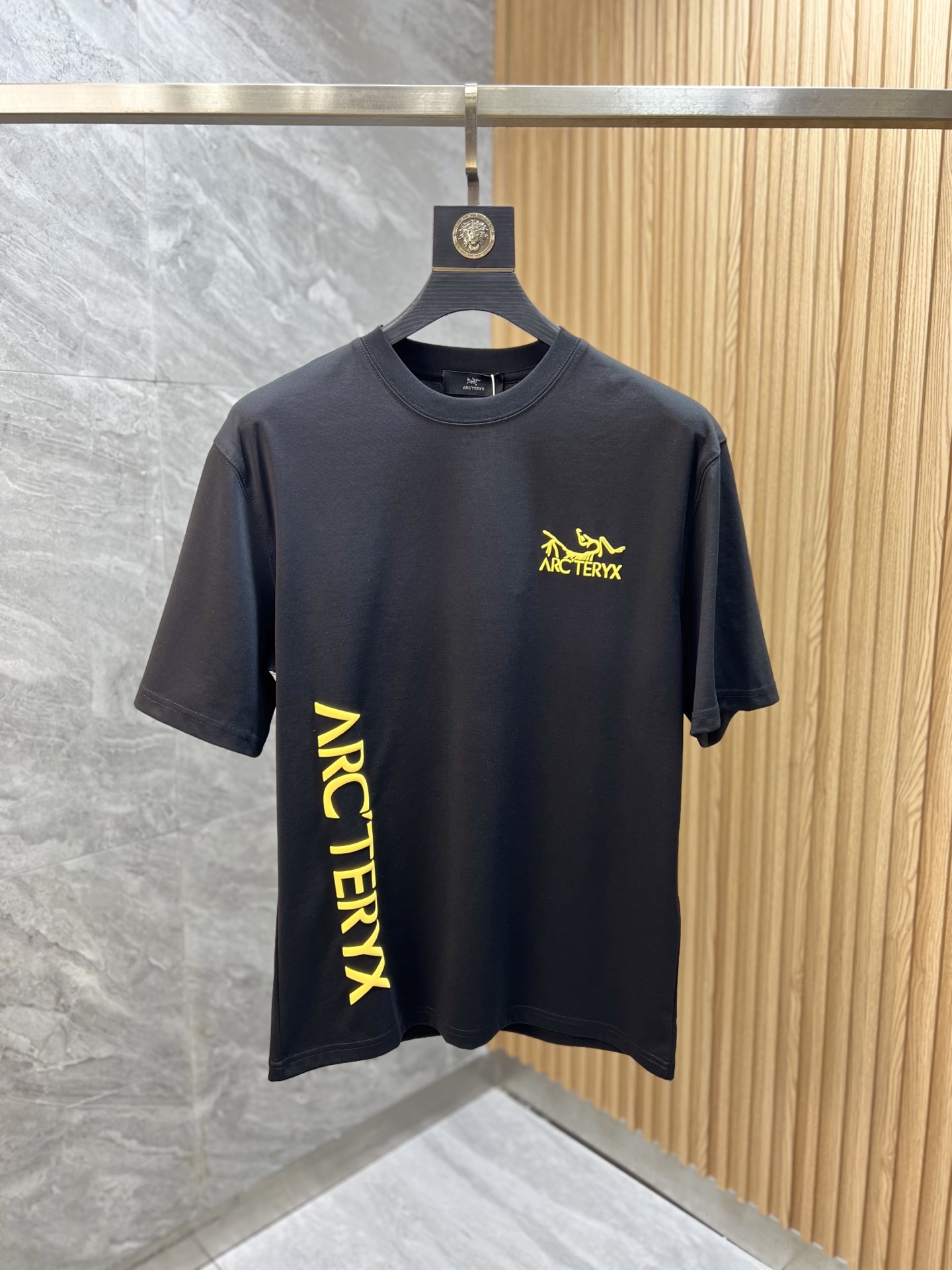 NO:506518,Arc/Architecture Bird New Products for Spring and Summer 2025 are available in new spring and summer. Three standards are complete. Mercerized cotton round neck short-sleeved T-shirt. Don’t need to introduce too much good products. Look at the details. Counter code M-XXXL 175/140 Suggestions L, arc'teryx, T-shirt,tees, t-shirt,alexander wang19860909Arc/始祖鸟 2025年春夏新品上新 三标齐全 丝光棉圆领短袖T恤 好货不用过多介绍 看细节 专柜码数M-XXXL 175/140建议L,arc'teryx,T-shirt,tees，t-shirt,alexander wang,Men's clothing