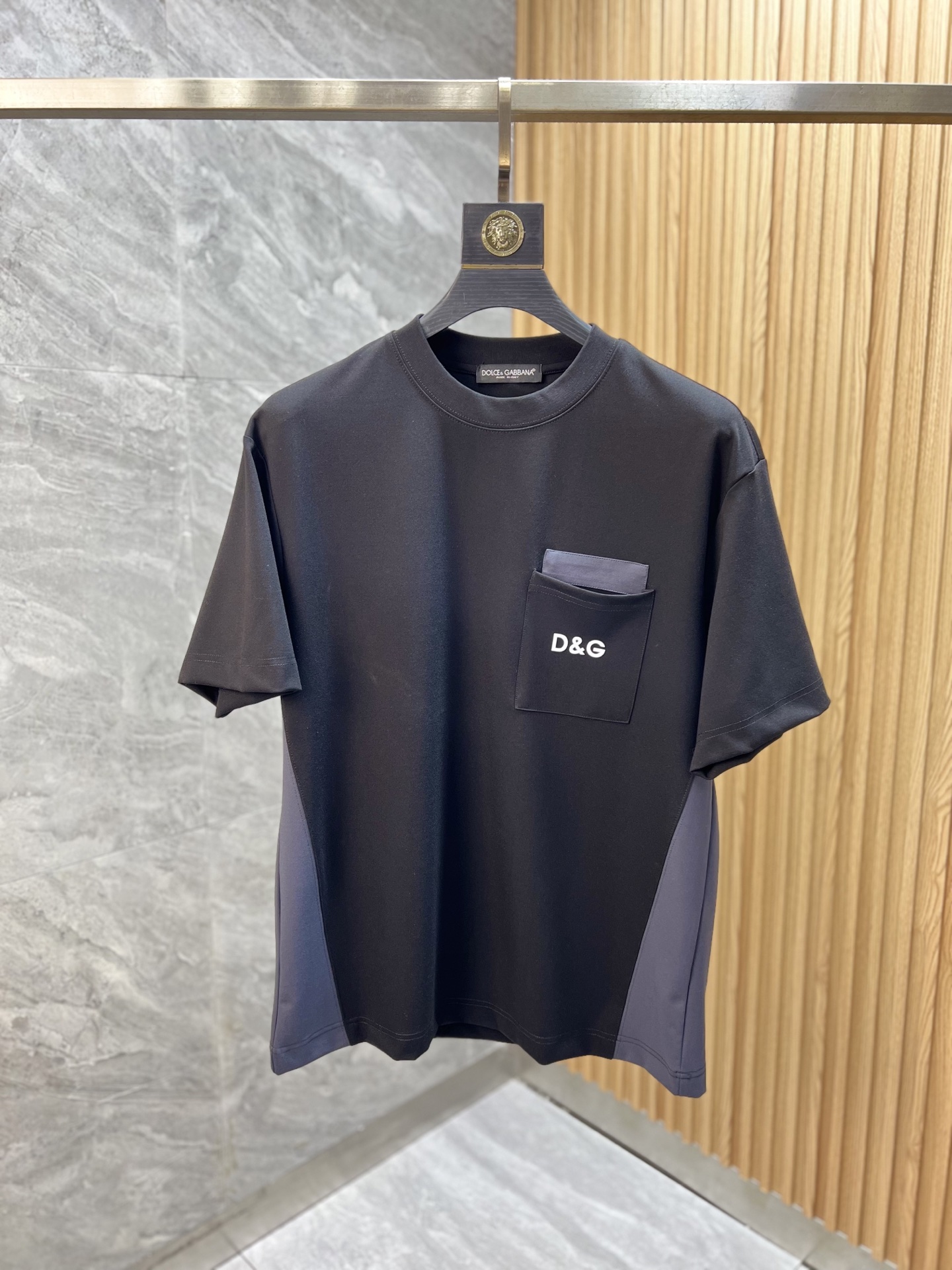NO:455327,DG/Dougabana 2025 spring and summer new products, complete three standards, round neck short-sleeved T-shirt, no need to introduce too much good products, look at the details, counter number M-XXXL 175/140 Suggestions, L, Dolce&Gabbana, T-shirt, tees, t-shirt, alexander wang19860909DG/杜嘉班纳 2025春夏新品 三标齐全 圆领短袖T恤 好货不用过多介绍 看细节 专柜码数M-XXXL 175/140建议L,,Dolce&Gabbana,T-shirt,tees，t-shirt,alexander wang,Men's clothing