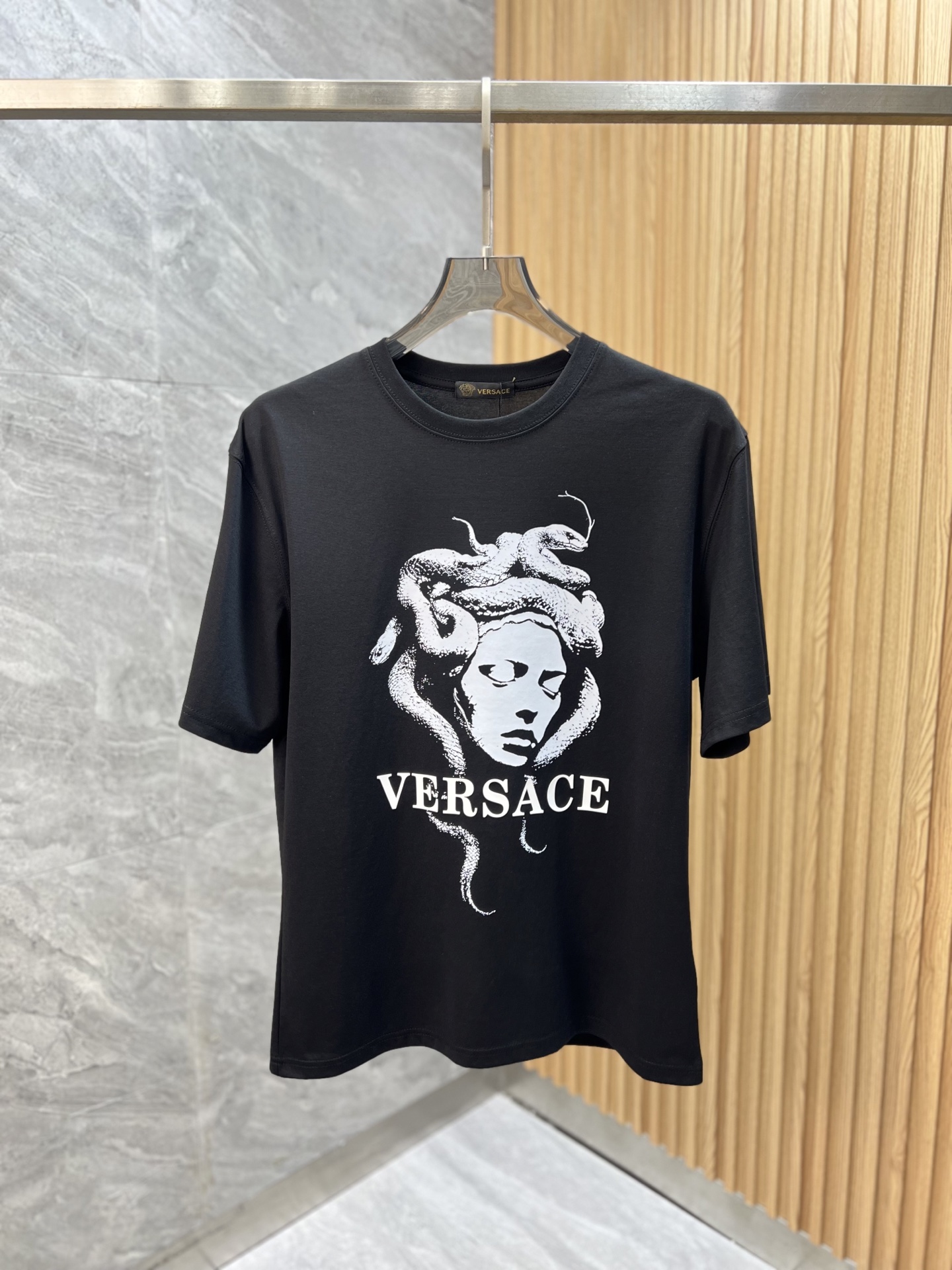 NO:420585,Versace/Versace New products are available in spring and summer, complete three standards, mercerized cotton round neck short-sleeved T-shirt, good products do not need to be introduced too much, look at the details, counter number M-XXXL 175/140 Suggestions, L, versace, versace, T-shirt, tees, t-shirt, alexander wang19860909Versace/范思哲 年春夏新品上新 三标齐全 丝光棉圆领短袖T恤 好货不用过多介绍 看细节 专柜码数M-XXXL 175/140建议L,,versace,versace,T-shirt,tees，t-shirt,alexander wang,Men's clothing