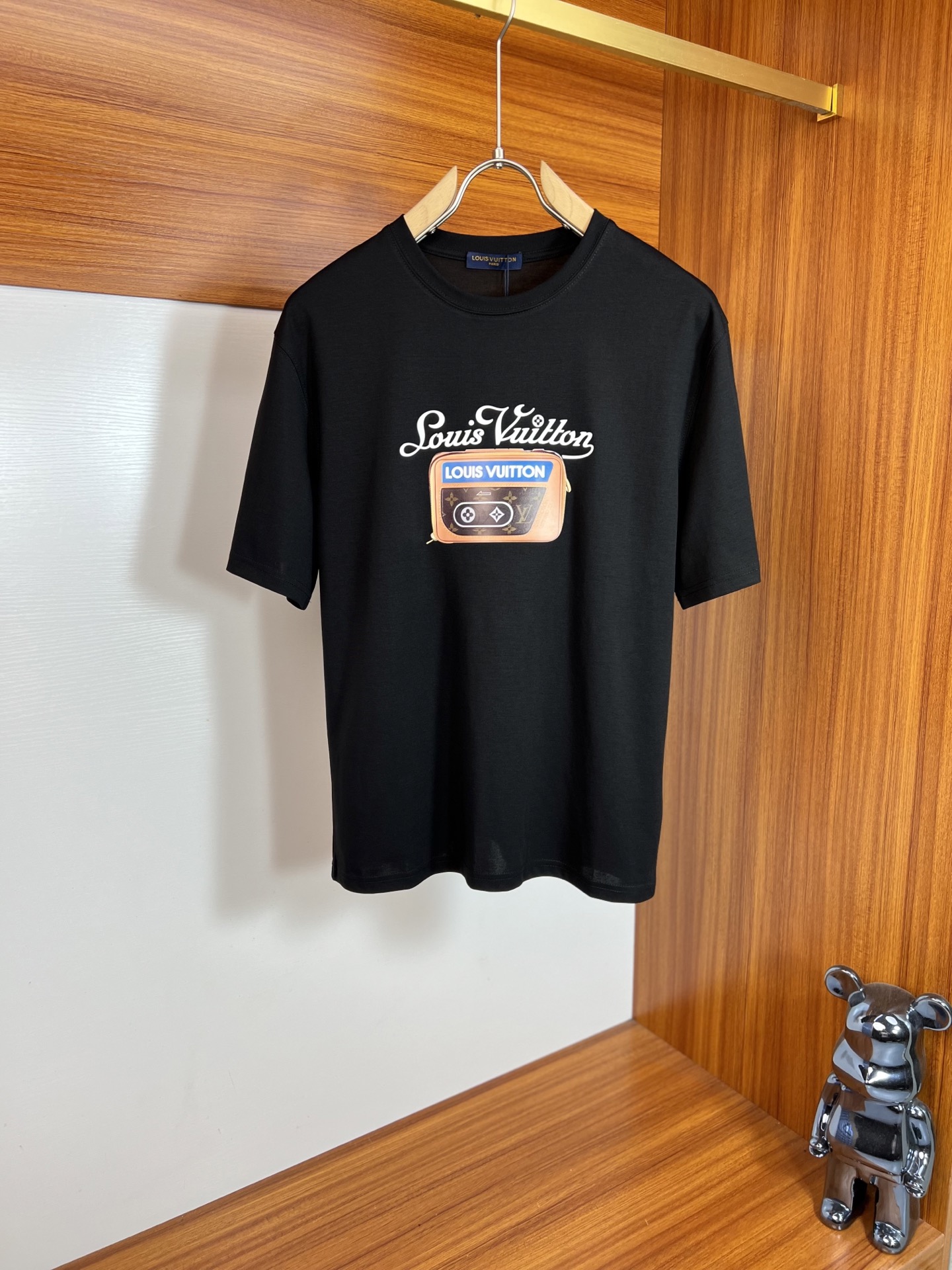 NO:150504,LV/Louis Vuitton 2025 new spring and summer products are available in new products, complete three standards, mercerized cotton round neck short-sleeved T-shirt, don’t need to introduce too much good products, look at the details, counter code M-XXXL /140 suggestions, L,,,louis vuitton,louis vuitton,T-shirt,tees,t-shirt,alexander wang19860909LV/路易威登 2025年春夏新品上新 三标齐全 丝光棉圆领短袖T恤 好货不用过多介绍 看细节 专柜码数M-XXXL /140建议L,,,louis vuitton,louis vuitton,T-shirt,tees，t-shirt,alexander wang,Men's clothing