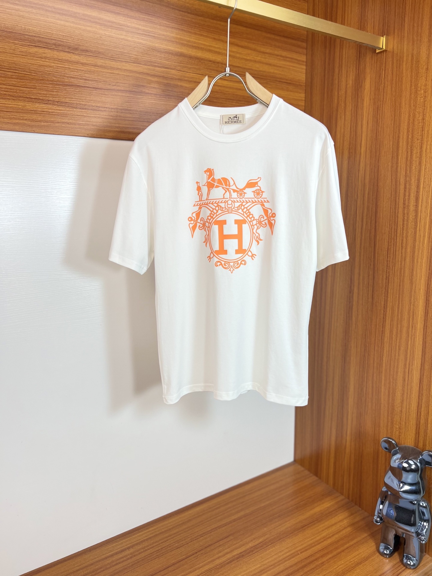 NO:150507,Hermes/Hermes 2025 spring and summer new products are available, three standards are complete, mercerized cotton round neck short-sleeved T-shirt, good products do not need to be introduced too much, look at the details, counter number M-XXXL /140 suggestions L,,, hermes, hermes, T-shirt,tees, t-shirt,alexander wang19860909Hermes/爱马仕 2025年春夏新品上新 三标齐全 丝光棉圆领短袖T恤 好货不用过多介绍 看细节 专柜码数M-XXXL /140建议L,,,hermes,hermes,T-shirt,tees，t-shirt,alexander wang,Men's clothing