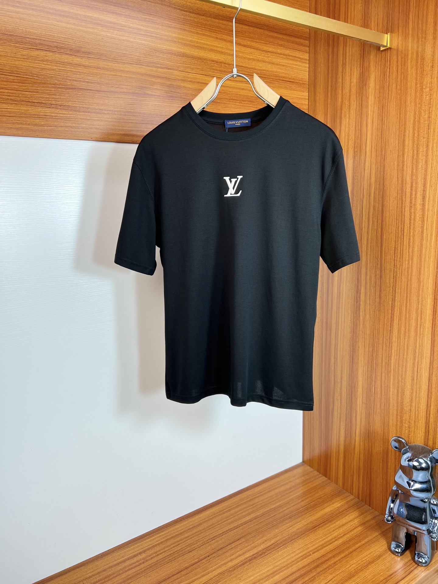 NO:150532,LV/Louis Vuitton 2025 new spring and summer products are available in new products, complete three standards, mercerized cotton round neck short-sleeved T-shirt, don’t need to introduce too much good products, look at the details, counter code M-XXXL /140 suggestions, L,,,louis vuitton,louis vuitton,T-shirt,tees,t-shirt,alexander wang19860909LV/路易威登 2025年春夏新品上新 三标齐全 丝光棉圆领短袖T恤 好货不用过多介绍 看细节 专柜码数M-XXXL /140建议L,,,louis vuitton,louis vuitton,T-shirt,tees，t-shirt,alexander wang,Men's clothing