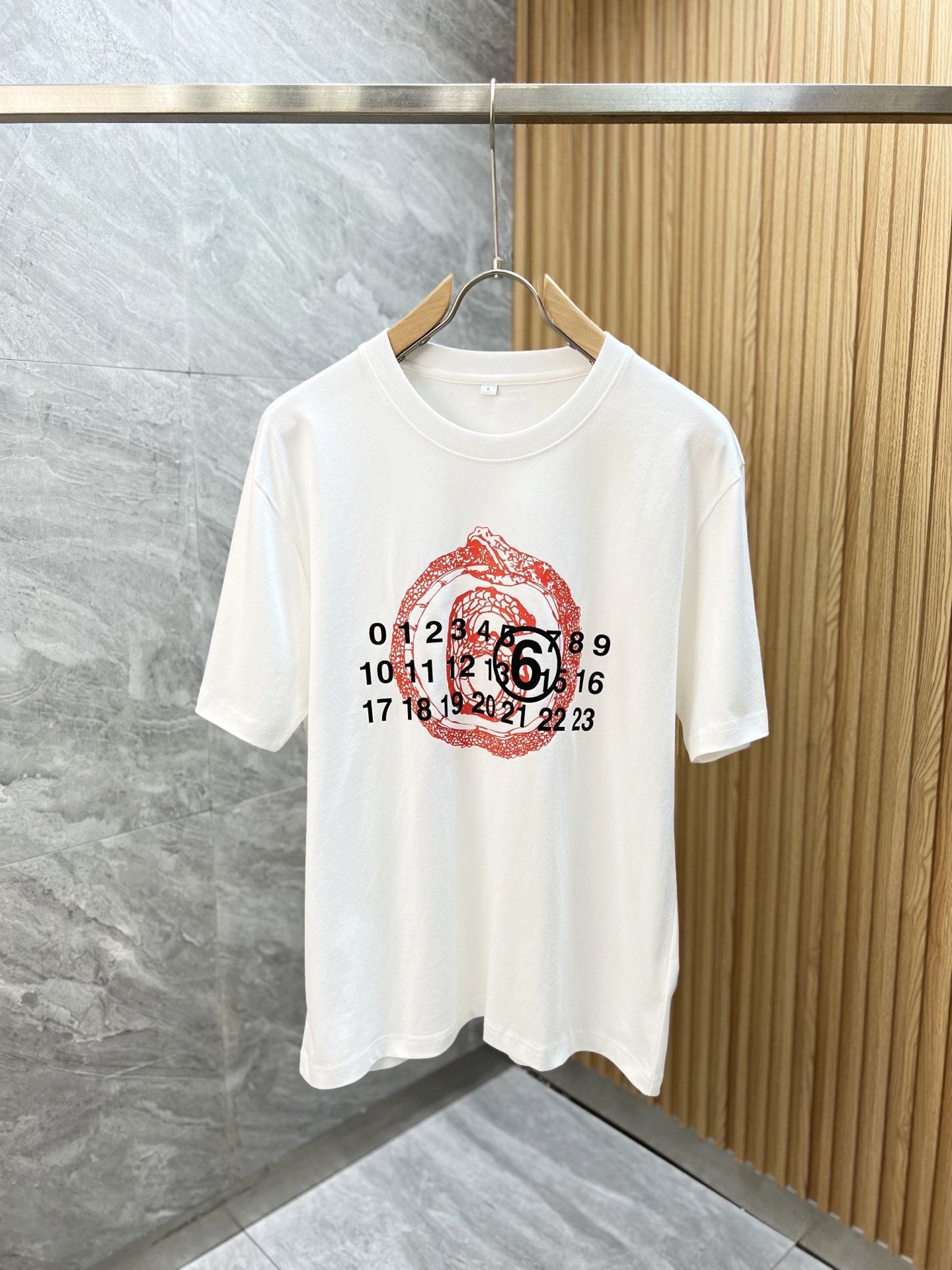 NO:150549,Magila 2025 spring and summer new product, complete three standards, round neck pure cotton short-sleeved T-shirt, no need to introduce too much good products, look at the details, counter code M-XXXL /140 suggestions L,,masion margiela,T-shirt,tees,t-shirt,alexander wang19860909马吉拉 2025春夏新品 三标齐全 圆领纯棉短袖T恤 好货不用过多介绍 看细节 专柜码数M-XXXL /140建议L,,masion margiela,T-shirt,tees，t-shirt,alexander wang,Men's clothing