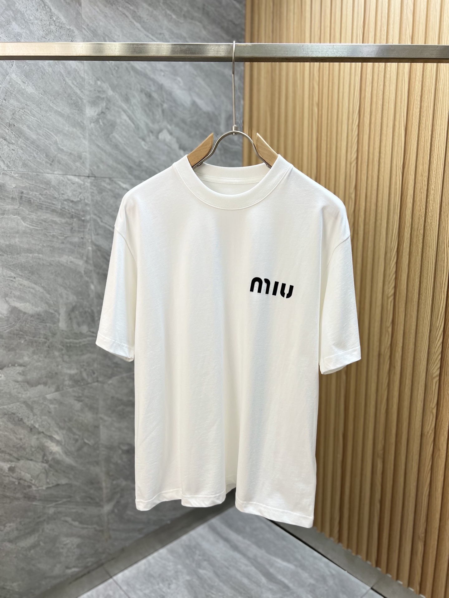 NO:150553,MiuMiu 2025 spring and summer new product, complete three standards, round neck pure cotton short-sleeved T-shirt, no need to introduce too much good products, look at the details, counter code M-XXXL /140 suggestions L,,miumiu, T-shirt,tees, t-shirt,alexander wang19860909MiuMiu 2025春夏新品 三标齐全 圆领纯棉短袖T恤 好货不用过多介绍 看细节 专柜码数M-XXXL /140建议L,,miumiu,T-shirt,tees，t-shirt,alexander wang,Men's clothing