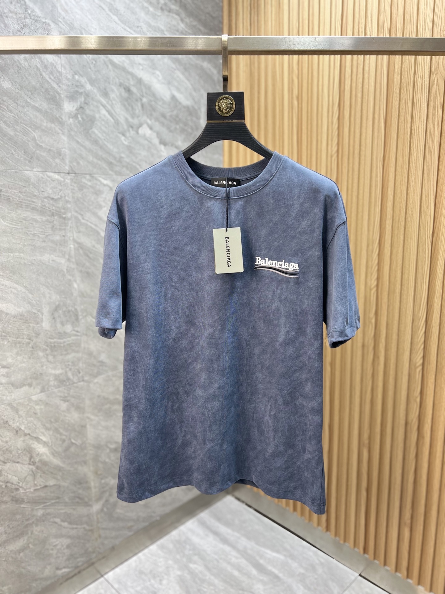 NO:150519,Balenciaga/Balenciaga Spring and Summer 2025 new products, complete three standards, round neck pure cotton short-sleeved T-shirt, no need to introduce too much good products, look at the details, counter code number S-XXL /140 suggestions M,,balenciaga,balenciaga,T-shirt,tees,t-shirt,alexander wang19860909Balenciaga/巴黎世家 2025春夏新品 三标齐全 圆领纯棉短袖T恤 好货不用过多介绍 看细节 专柜码数S-XXL /140建议M,,balenciaga,balenciaga,T-shirt,tees，t-shirt,alexander wang,Men's clothing