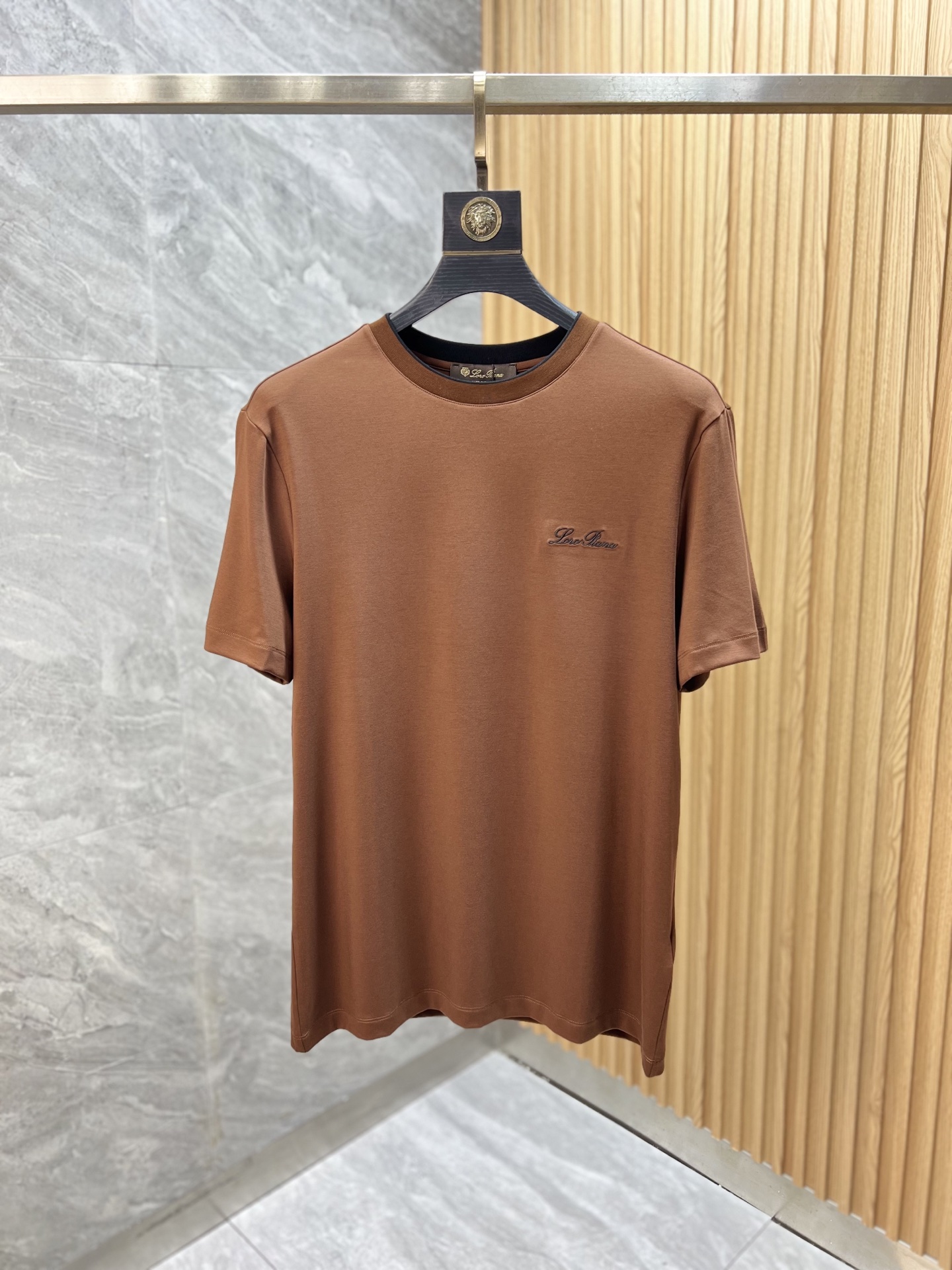 NO:150525,LP Spring and summer new products, complete three standards, round neck short-sleeved T-shirt, no need to introduce too much good products, look at the details, counter code M-XXXL /140 suggestions L,,loro piana,T-shirt,tees,t-shirt,alexander wang19860909LP 春夏新品 三标齐全 圆领短袖T恤 好货不用过多介绍 看细节 专柜码数M-XXXL /140建议L,,loro piana,T-shirt,tees，t-shirt,alexander wang,Men's clothing