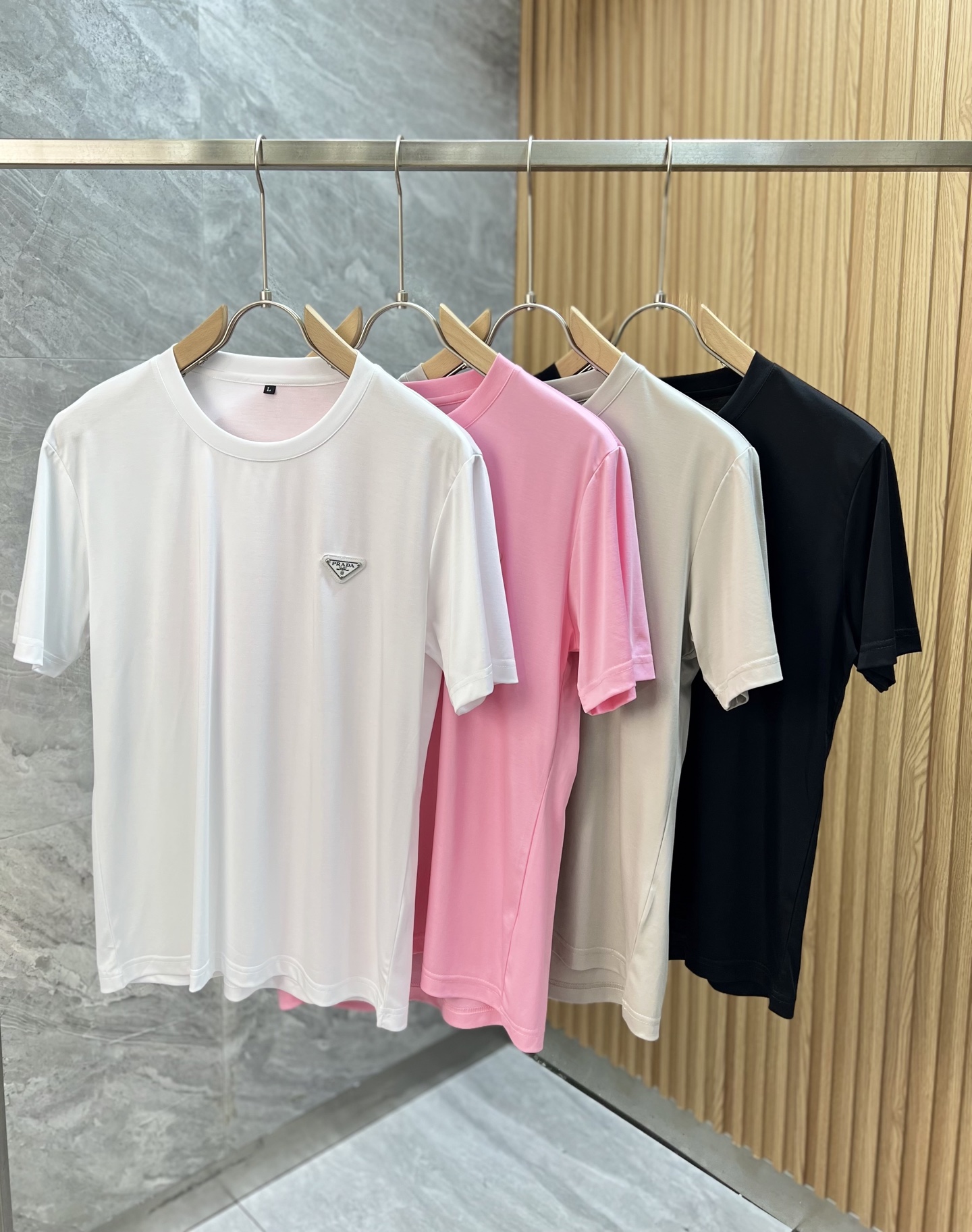 NO:153246,Prada/Prada 2025 spring and summer new products, complete three standards, mercerized cotton short-sleeved T-shirts. Don’t need to introduce too much good products. Look at the details. Counter code M-XXXL 175/140 Suggestions,,prada,prada,T-shirt,tees,t-shirt,alexander wang19860909Prada/普拉达 2025春夏新品 三标齐全 丝光棉短袖T恤 好货不用过多介绍 看细节 专柜码数M-XXXL 175/140建议L,,prada,prada,T-shirt,tees，t-shirt,alexander wang,Men's clothing