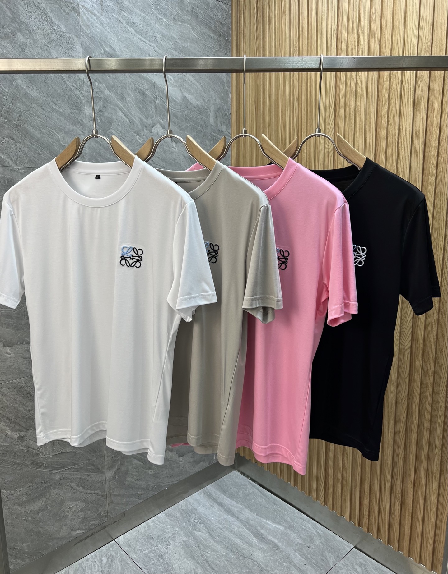 NO:153248,Loewe/Luo Yiwei 2025 spring and summer new product, complete three standards, mercerized cotton short-sleeved T-shirt. Don’t need to introduce too much good products. Look at the details. Counter code M-XXXL 175/140 Suggestions,,loewe,loewe,T-shirt,tees,t-shirt,alexander wang19860909Loewe/罗意威 2025春夏新品 三标齐全 丝光棉短袖T恤 好货不用过多介绍 看细节 专柜码数M-XXXL 175/140建议L,,loewe,loewe,T-shirt,tees，t-shirt,alexander wang,Men's clothing