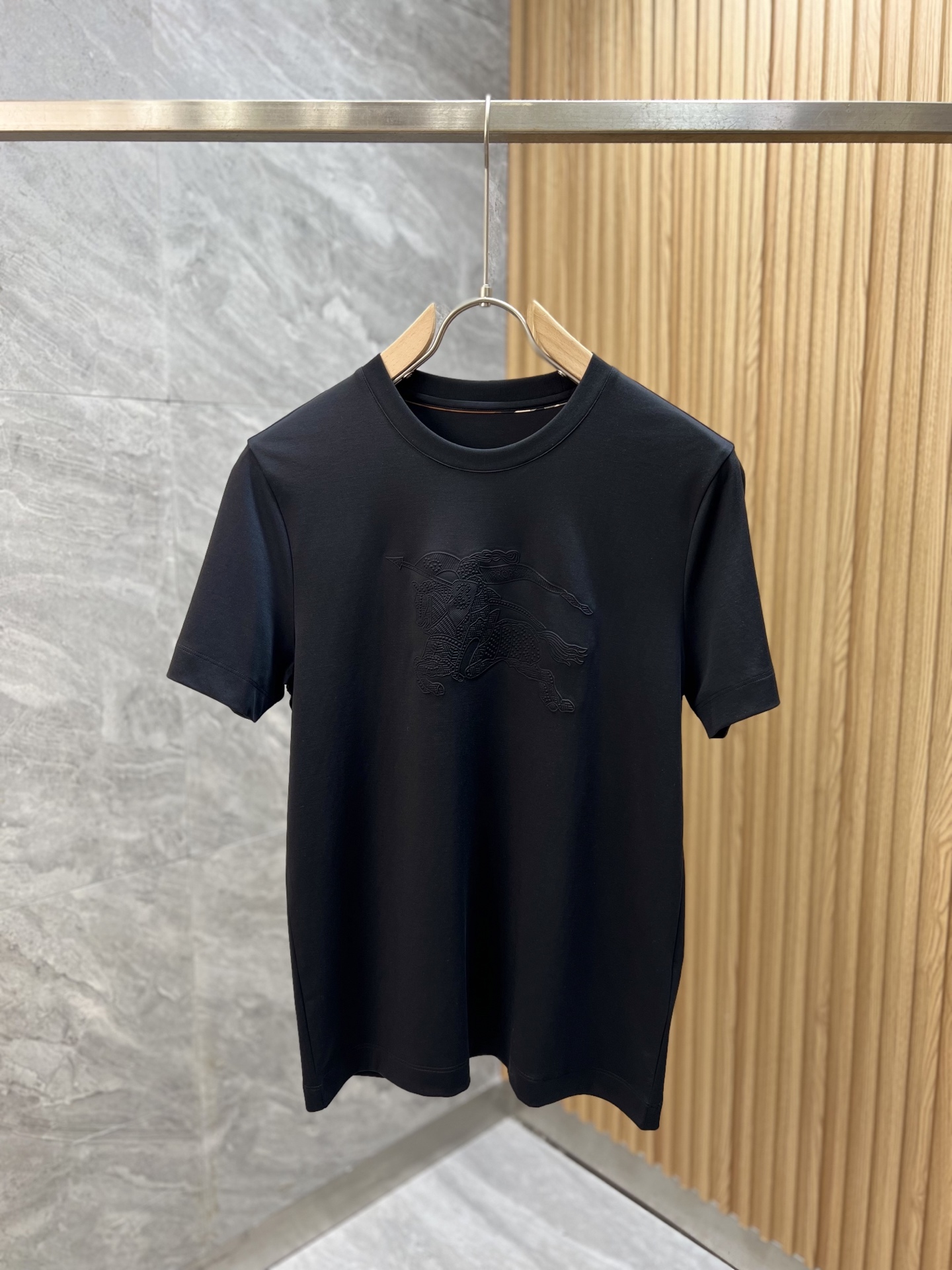 NO:153250,Burberry/Burberry 2025 Spring and Summer New Products, Complete Three Standards, Mercerized Cotton Short-Sleeve T-shirts, Don’t need to introduce too much good products, look at the details, Counter code M-XXXL 175/140 Suggestions, L, burberry, burberry, T-shirt, tees, t-shirt, alexander wang19860909Burberry/巴宝莉 2025春夏新品 三标齐全 丝光棉短袖T恤 好货不用过多介绍 看细节 专柜码数M-XXXL 175/140建议L,,burberry,burberry,T-shirt,tees，t-shirt,alexander wang,Men's clothing