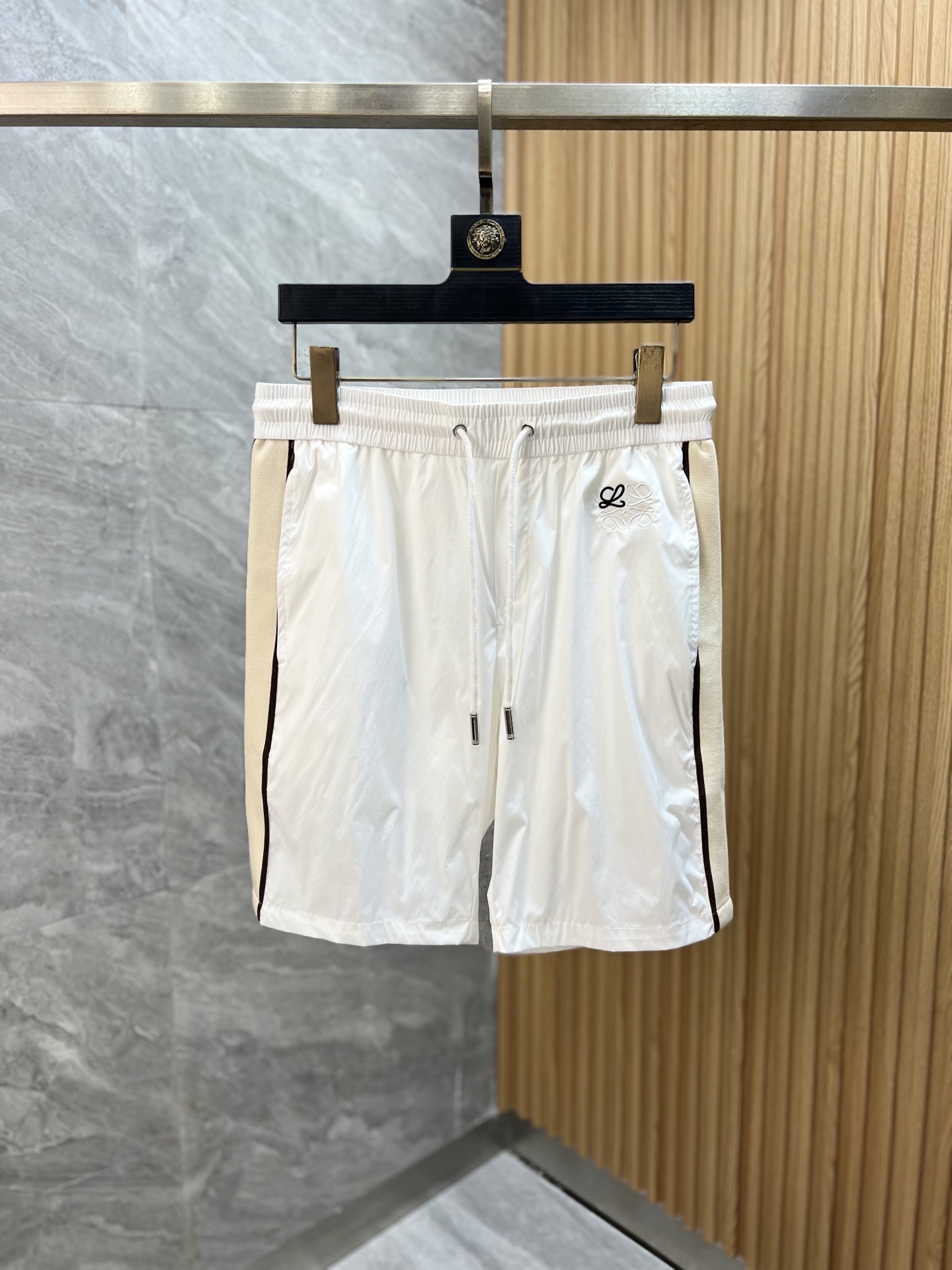 NO:153258,Loewe/Luo Yiwei 2025 spring and summer new product, complete three standards, beach pants, shorts, good products, don't need to introduce too much, look at the details, counter number M-XXXL 175/140 upper body suggestions XL,,loewe,loewe, shorts,alexander wang19860909Loewe/罗意威 2025春夏新品 三标齐全 沙滩裤 短裤 好货不用过多介绍 看细节 专柜码数M-XXXL 175/140上身建议XL,,loewe,loewe,shorts,alexander wang,Men's clothing