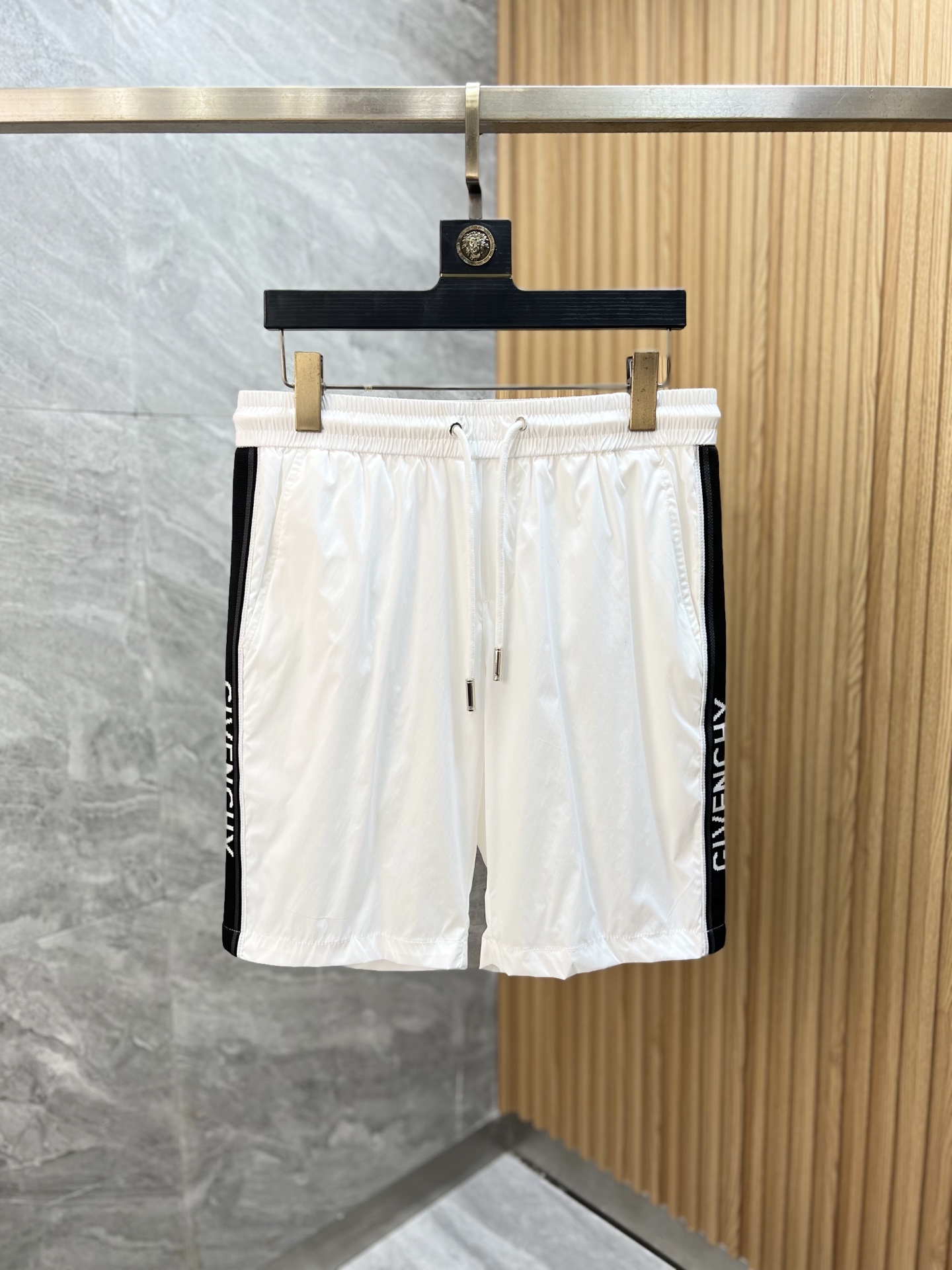 NO:153262,Givenchy 2025 spring and summer new product, complete three standards, beach pants, shorts, good products, don't need to introduce too much, look at the details, counter number M-XXXL 175/140 upper body suggestions XL, given, given, given, shorts, alexander wang19860909give/纪梵希 2025春夏新品 三标齐全 沙滩裤 短裤 好货不用过多介绍 看细节 专柜码数M-XXXL 175/140上身建议XL,,givenchy,givenchy,shorts,alexander wang,Men's clothing
