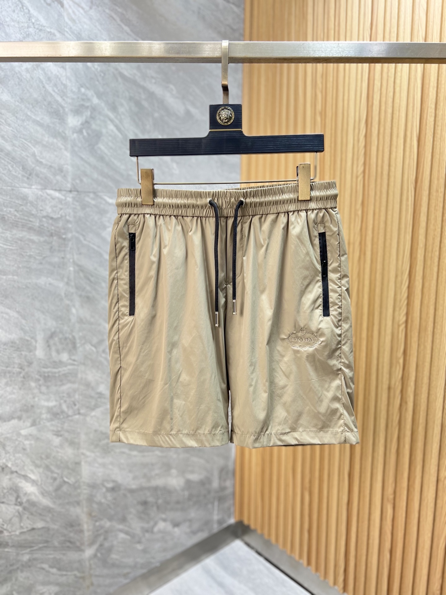 NO:153266,Prada/Prada 2025 spring and summer new products, complete three standards, beach pants, shorts, good products, don't need to introduce too much, look at the details, counter number M-XXXL 175/140 upper body suggestions XL,,prada,prada,shorts,alexander wang19860909Prada/普拉达 2025春夏新品 三标齐全 沙滩裤 短裤 好货不用过多介绍 看细节 专柜码数M-XXXL 175/140上身建议XL,,prada,prada,shorts,alexander wang,Men's clothing