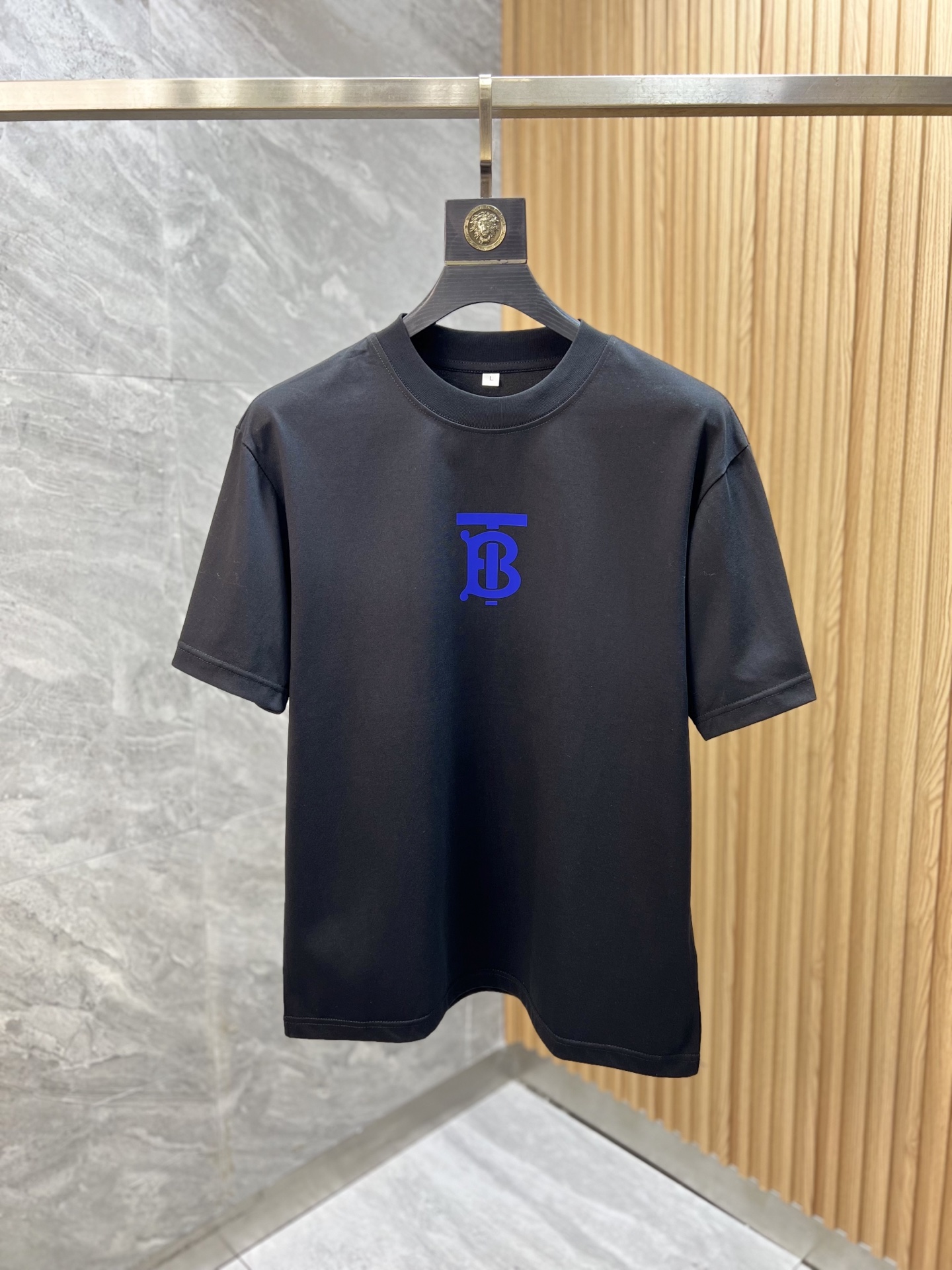 NO:156121,Burberry/Burberry 2025 spring and summer new product, complete three standards, round neck pure cotton short-sleeved T-shirt, don’t need to introduce too much good products, look at the details, counter code M-XXXL / Suggestions, burberry, burberry, T-shirt, tees, t-shirt, alexander wang19860909Burberry/巴宝莉 2025春夏新品 三标齐全 圆领纯棉短袖T恤 好货不用过多介绍 看细节 专柜码数M-XXXL /建议L,,burberry,burberry,T-shirt,tees，t-shirt,alexander wang,Men's clothing