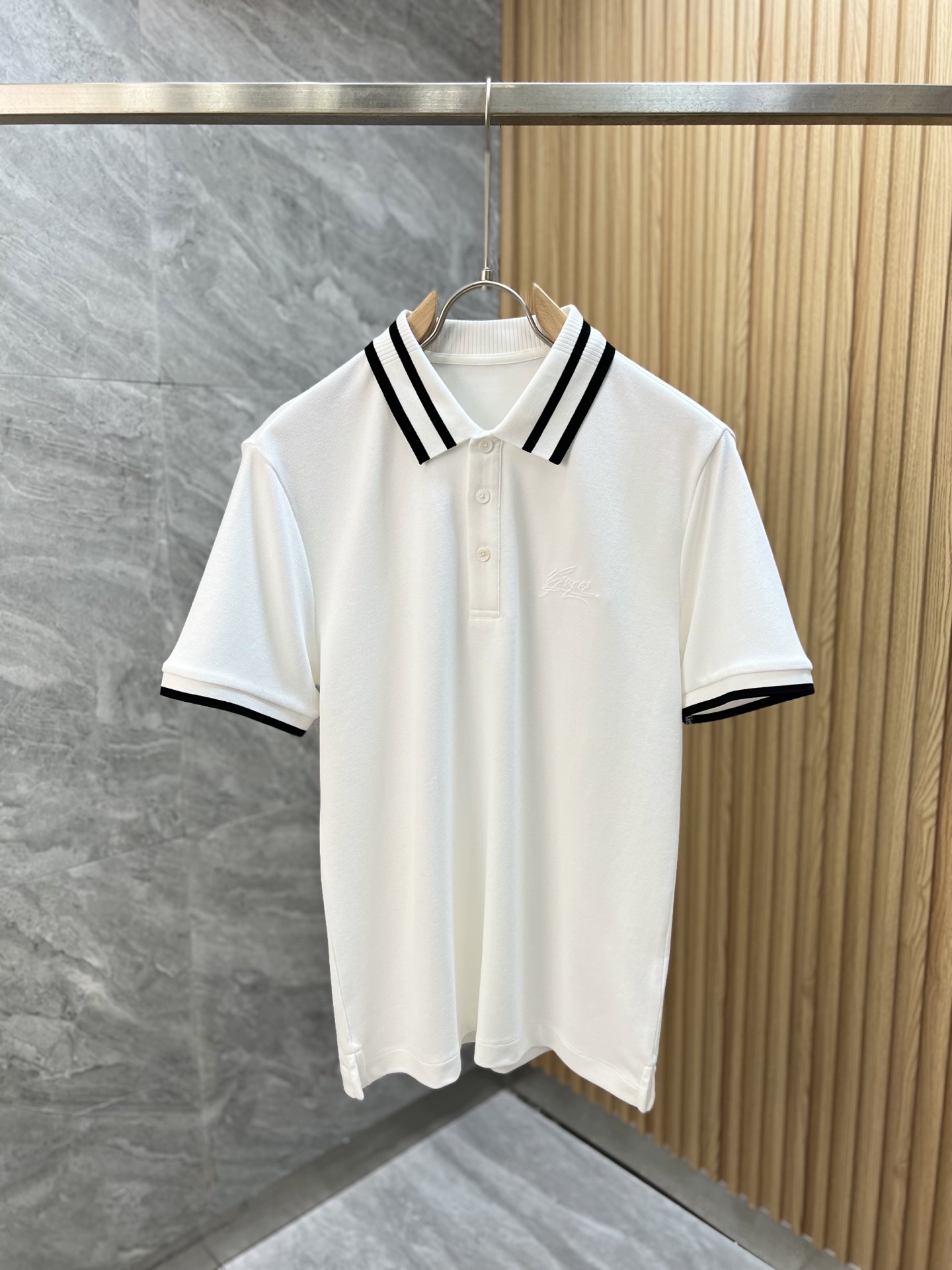 NO:156129,Gucci/Gucci 2025 spring and summer new product, complete three standards, lapel short-sleeved Polo shirt, good products do not need to be introduced too much, look at the details, counter number M-XXXL / Suggestions L,,gucci, T-shirt, alexander wang19860909Gucci/古奇 2025春夏新品 三标齐全 翻领短袖Polo衫 好货不用过多介绍 看细节 专柜码数M-XXXL /建议L,,gucci,T-shirt,alexander wang,Men's clothing