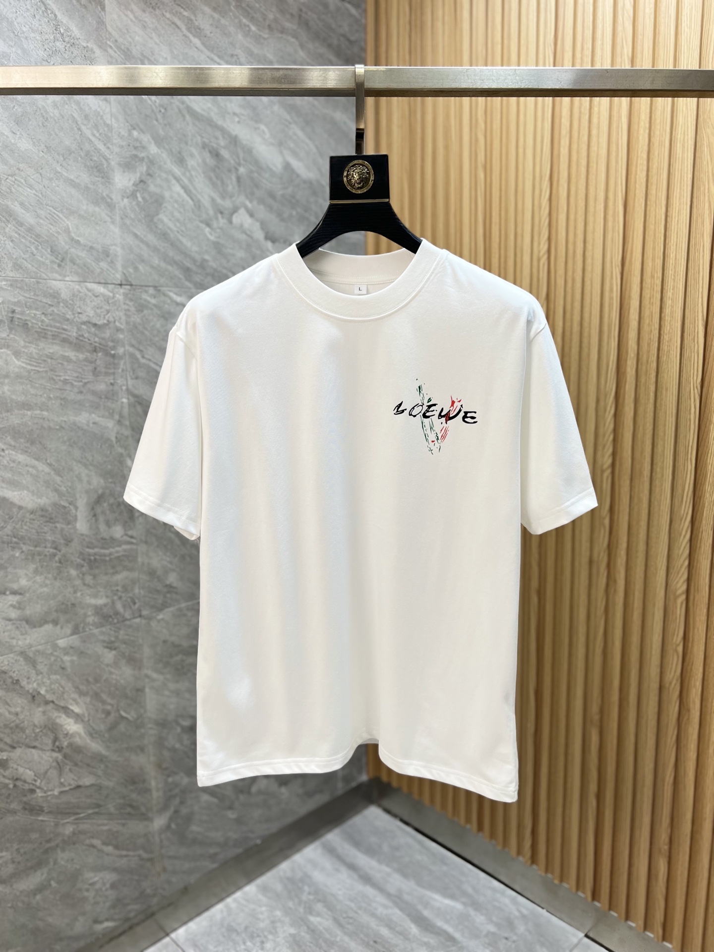 NO:156134,Loewe/Luo Yiwei 2025 spring and summer new product, complete three standards, round neck pure cotton short-sleeved T-shirt, don’t need to introduce too much good products, look at the details, counter code M-XXXL / Suggestions,,loewe,loewe,T-shirt,tees,t-shirt,alexander wang19860909Loewe/罗意威 2025春夏新品 三标齐全 圆领纯棉短袖T恤 好货不用过多介绍 看细节 专柜码数M-XXXL /建议L,,loewe,loewe,T-shirt,tees，t-shirt,alexander wang,Men's clothing