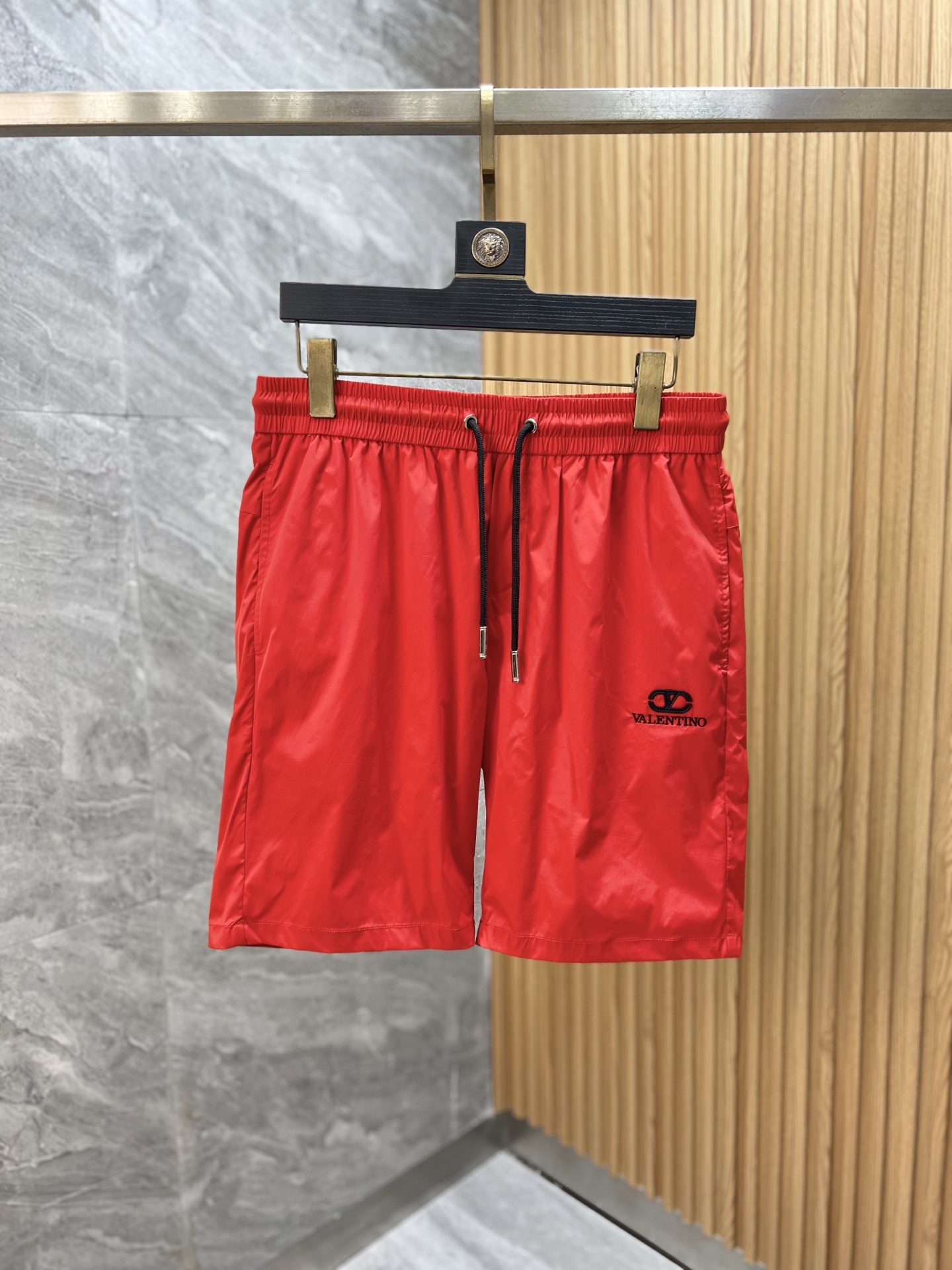 NO:156144,Valentino 2025 spring and summer new product, complete three standards, beach pants, shorts, good products, don't need to be introduced too much, look at the details, counter number M-XXXL / upper body suggestions XL, valentino, shorts, alexander wang19860909华伦天奴 2025春夏新品 三标齐全 沙滩裤 短裤 好货不用过多介绍 看细节 专柜码数M-XXXL /上身建议XL,,valentino,shorts,alexander wang,Men's clothing