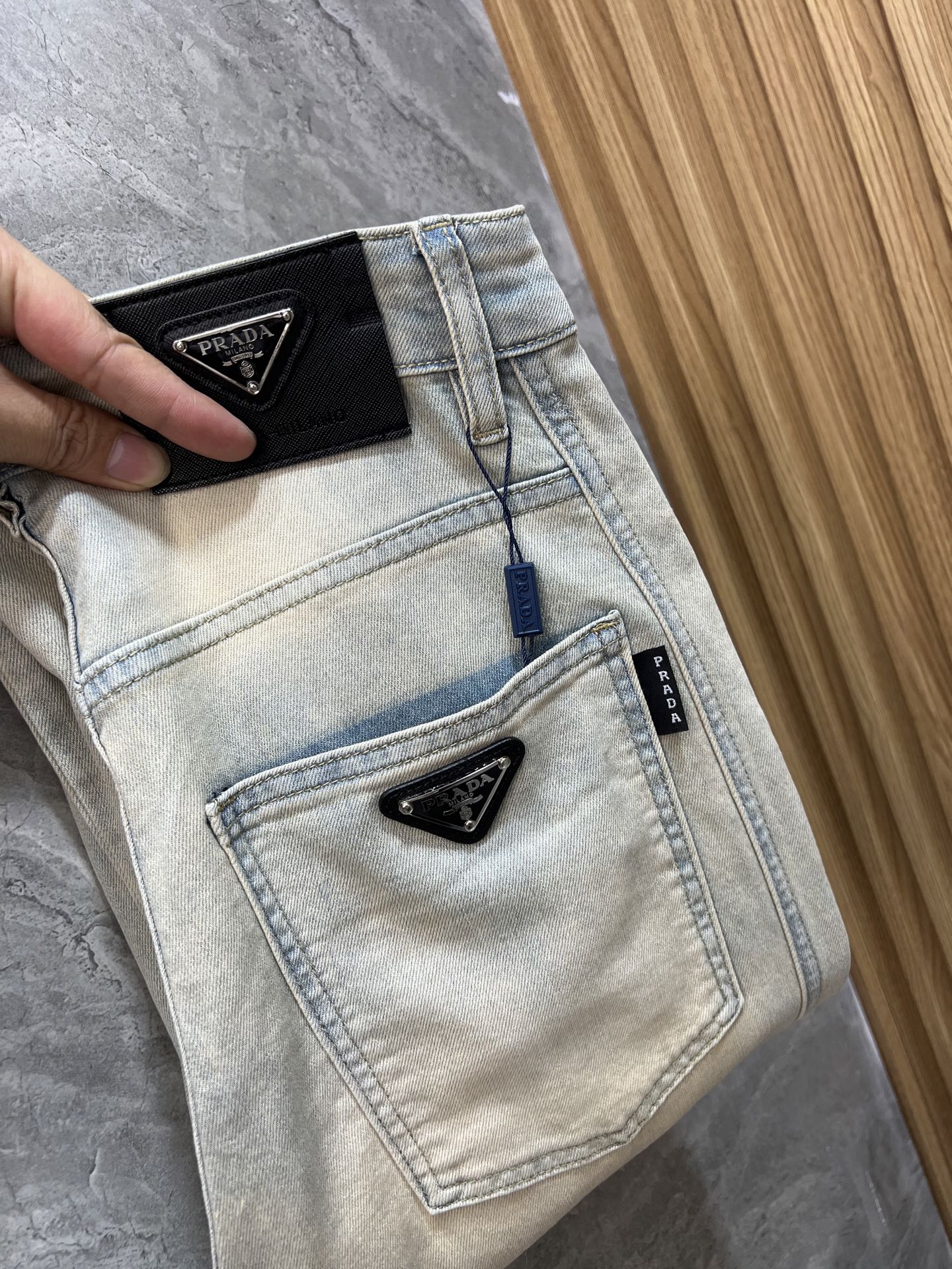 NO:156152,Prada/Prada 2025 Spring and Summer New Products, Complete Three Standards, Jeans, Don’t need to introduce too much good products, look at the details, Counter code S-XXXL 175/140 Upper body L,,prada,prada,jeans,alexander wang19860909Prada/普拉达 2025春夏新品 三标齐全 牛仔裤 好货不用过多介绍 看细节 专柜码数S-XXXL 175/140上身L,,prada,prada,jeans,alexander wang,Men's clothing
