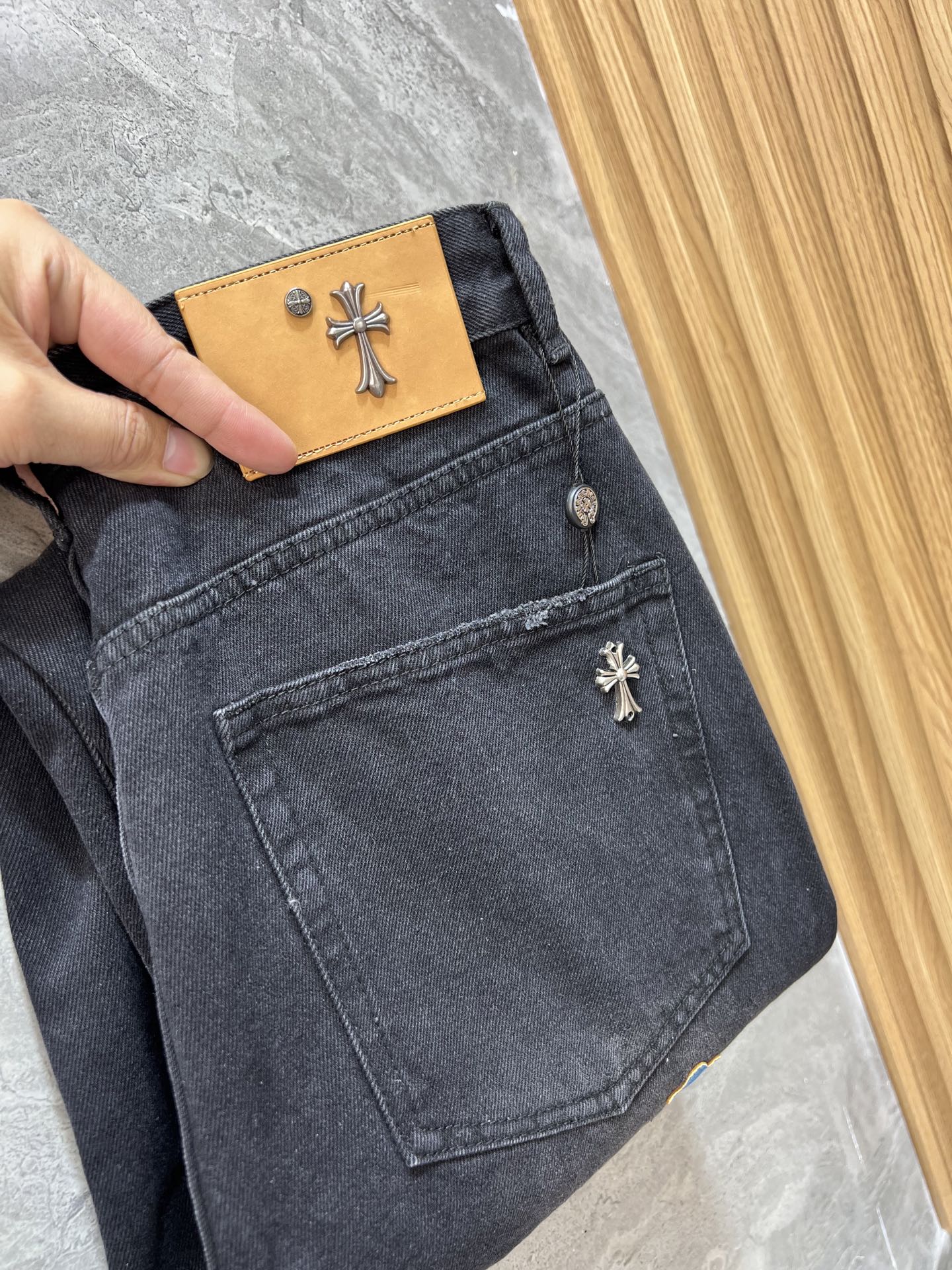 NO:156132,Ch/Croxin 2025 spring and summer new product, complete three standards, wide version of jeans, good products, no need to introduce too much, look at the details, counter code S-XXXL 175/140 upper body L,,chrome hearts, jeans,alexander wang19860909Ch/克罗心 2025春夏新品 三标齐全 阔版牛仔裤 好货不用过多介绍 看细节 专柜码数S-XXXL 175/140上身L,,chrome hearts,jeans,alexander wang,Men's clothing
