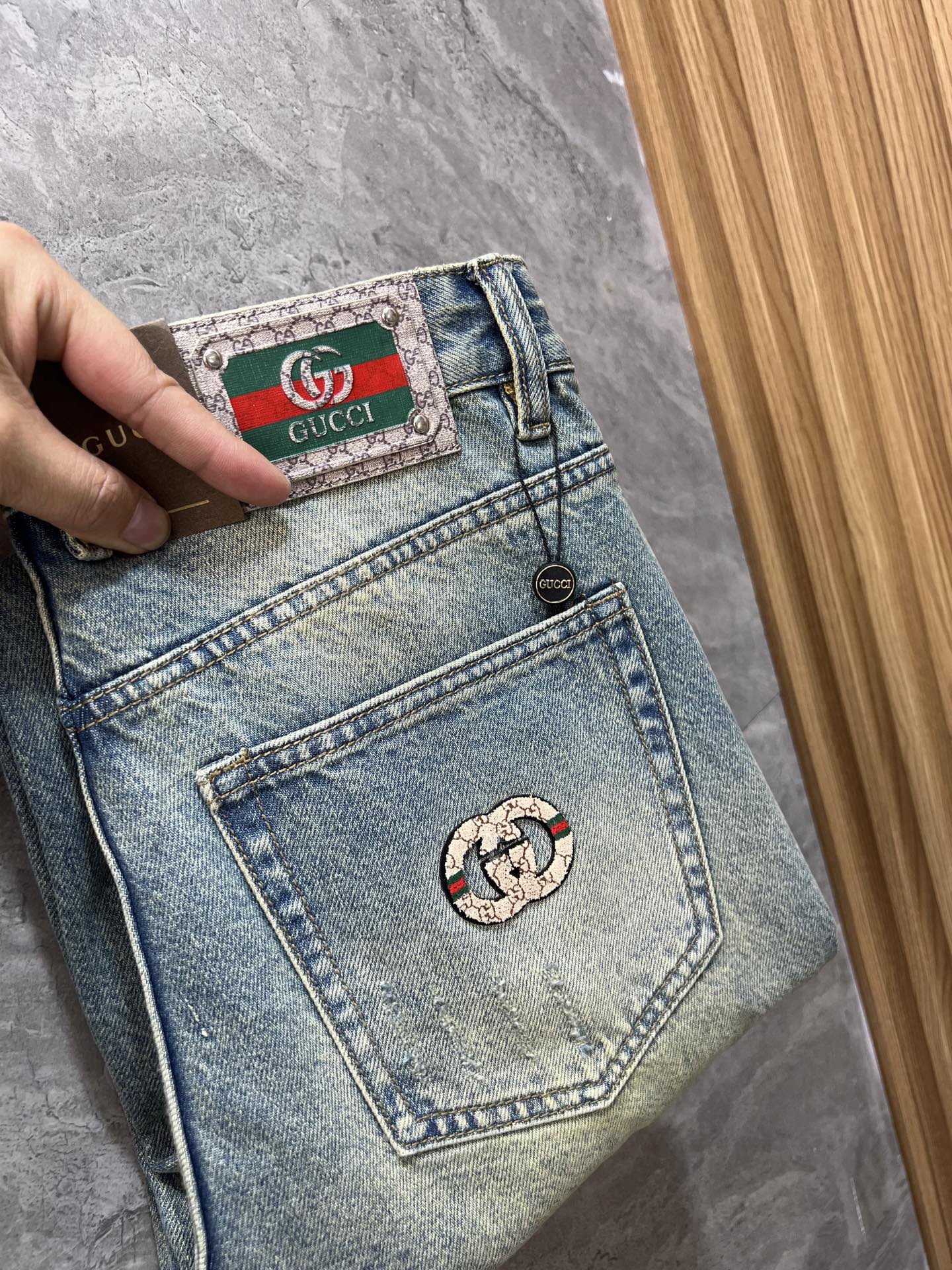 NO:156142,Gucci/Gucci 2025 Spring and Summer New Products, Complete Three Standards, Wide Edition Jeans, Good Products, Don’t need to introduce too much, See the details, Counter Code 28-38 175/140 Upper Body 32,,gucci,jeans,alexander wang19860909Gucci/古奇 2025春夏新品 三标齐全 阔版牛仔裤 好货不用过多介绍 看细节 专柜码数28-38 175/140上身32,,gucci,jeans,alexander wang,Men's clothing