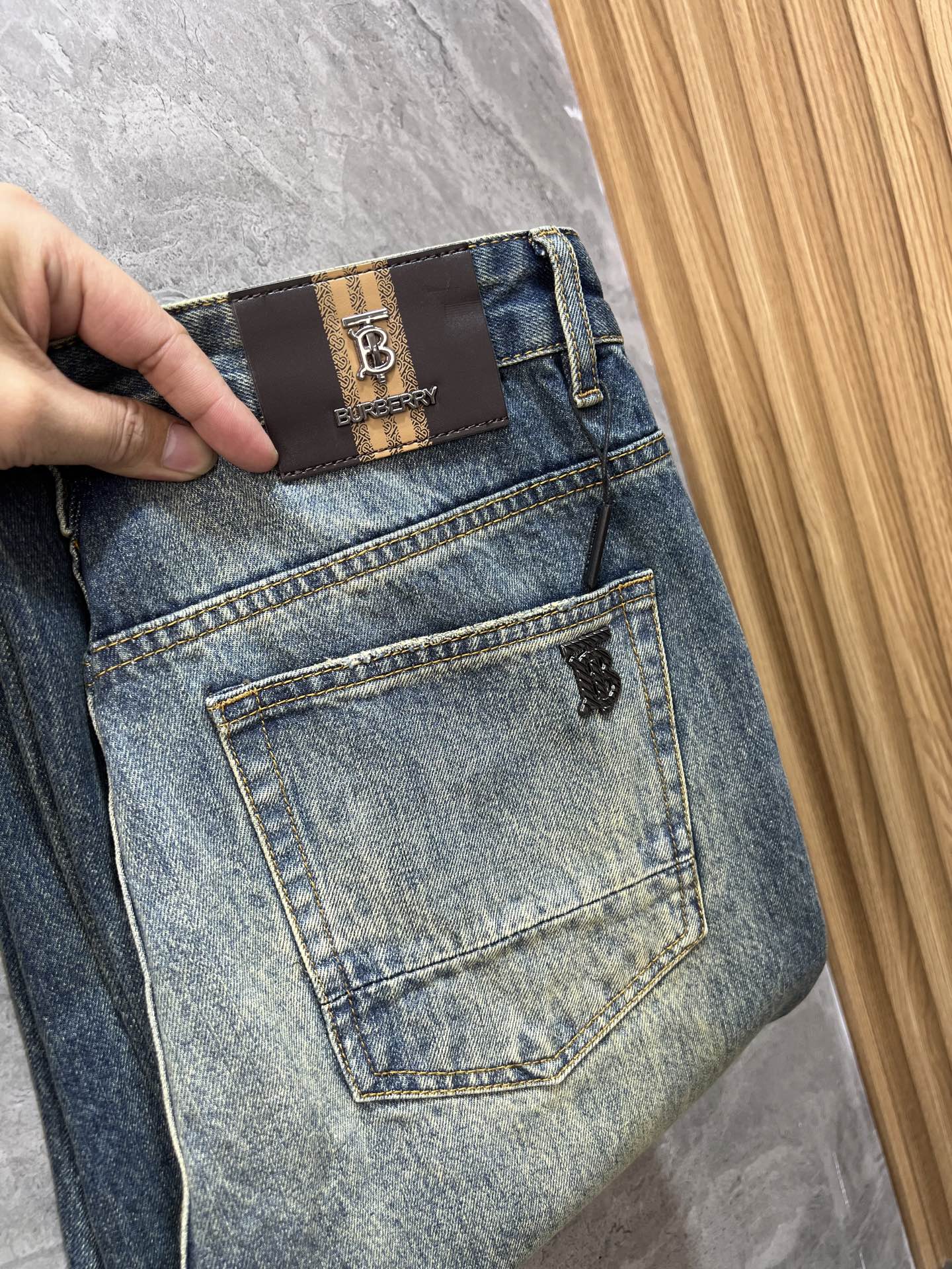 NO:156147,Burberry/Burberry 2025 Spring and Summer New Products, Complete Three Standards, Wide Edition Jeans, Good Products, Don’t need to introduce too much, Look at the details, Counter Code 28-38 175/140 Upper Body 32,,burberry,burberry,jeans,alexander wang19860909Burberry/巴宝莉 2025春夏新品 三标齐全 阔版牛仔裤 好货不用过多介绍 看细节 专柜码数28-38 175/140上身32,,burberry,burberry,jeans,alexander wang,Men's clothing