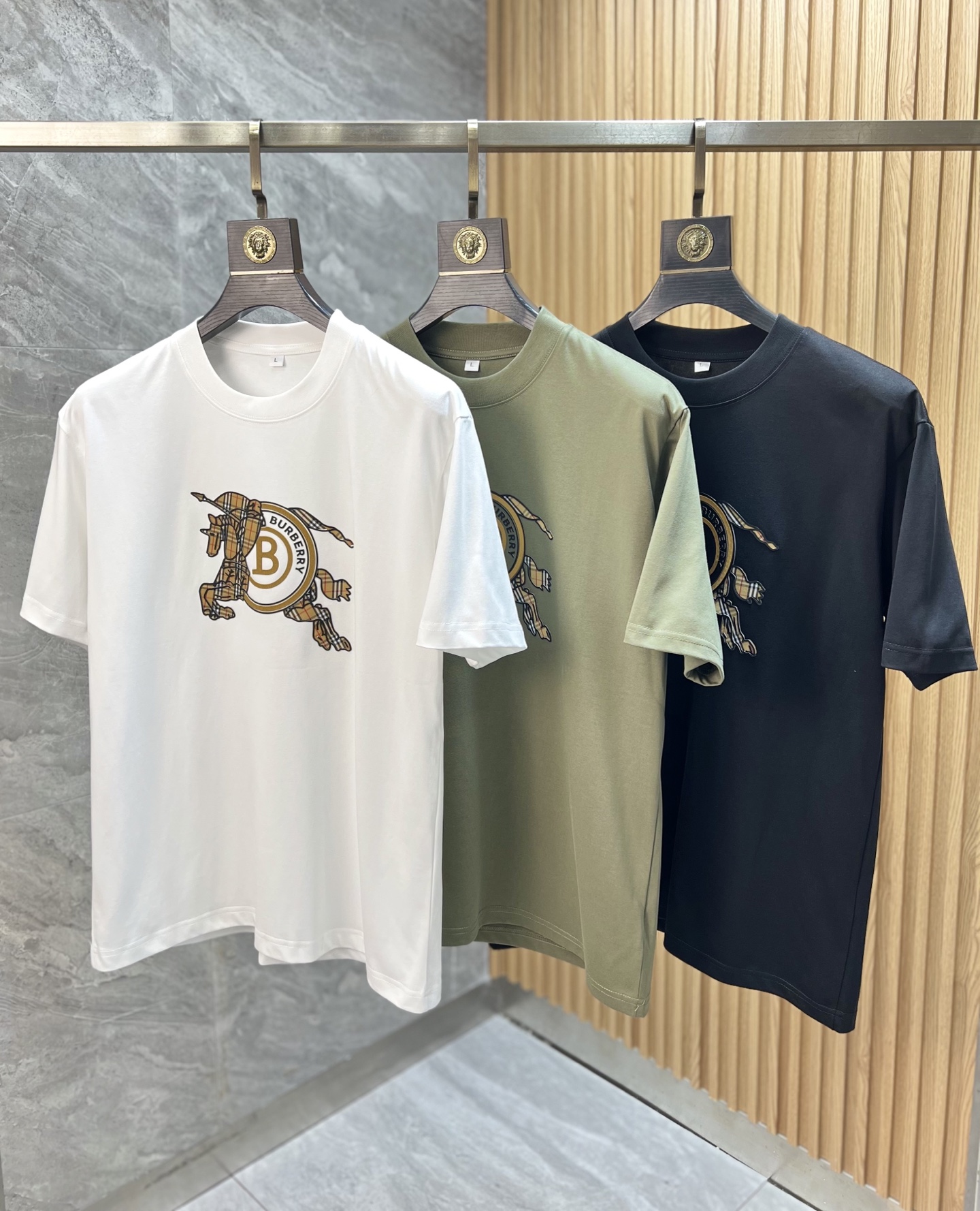 NO:455317,Burberry/Burberry 2025 Spring and Summer New Products, Complete Three Standards, Round Neck Pure Cotton Short-Sleeve T-shirts, Don’t need to introduce too much good products, look at the details, Counter Code M-XXXL 175/Suggestions,,,burberry,burberry,T-shirt,tees,t-shirt,alexander wang19860909Burberry/巴宝莉 2025春夏新品 三标齐全 圆领纯棉短袖T恤 好货不用过多介绍 看细节 专柜码数M-XXXL 175/建议L,,,burberry,burberry,T-shirt,tees，t-shirt,alexander wang,Men's clothing
