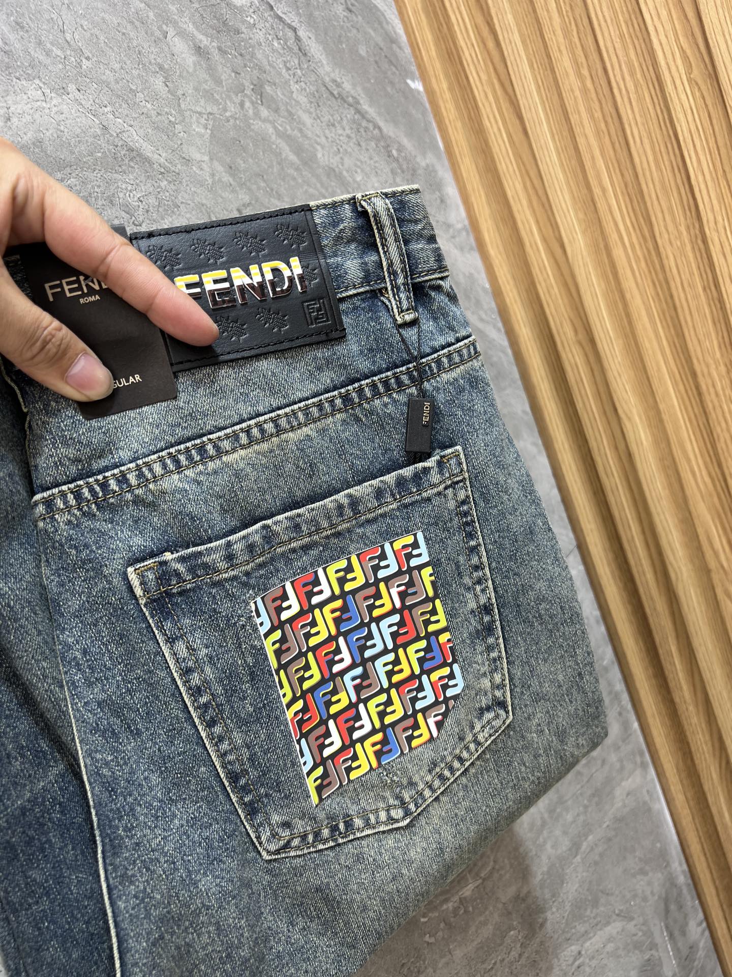 NO:491392,Burberry/Burberry 2025 Spring and Summer New Products, Complete Three Standards, Wide Edition Jeans, Good Products, Don’t need to introduce too much, Look at the details, Counter Code 28-40 175/140 Upper Body 32,,burberry,burberry,jeans,alexander wang19860909Burberry/巴宝莉 2025春夏新品 三标齐全 阔版牛仔裤 好货不用过多介绍 看细节 专柜码数28-40 175/140上身32,,burberry,burberry,jeans,alexander wang,Men's clothing